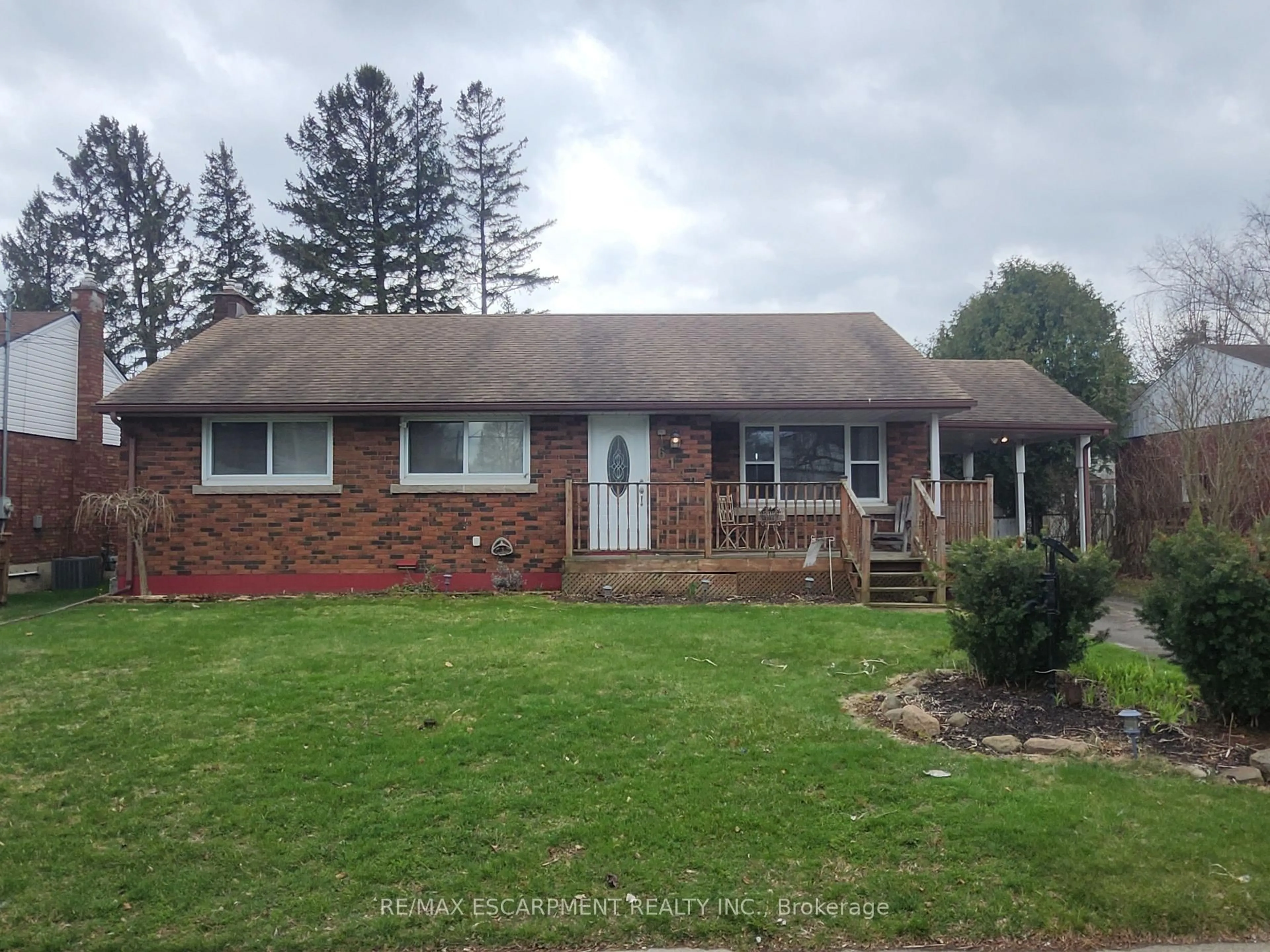 Home with brick exterior material, unknown for 6142 Scott St, Niagara Falls Ontario L2E 3B5