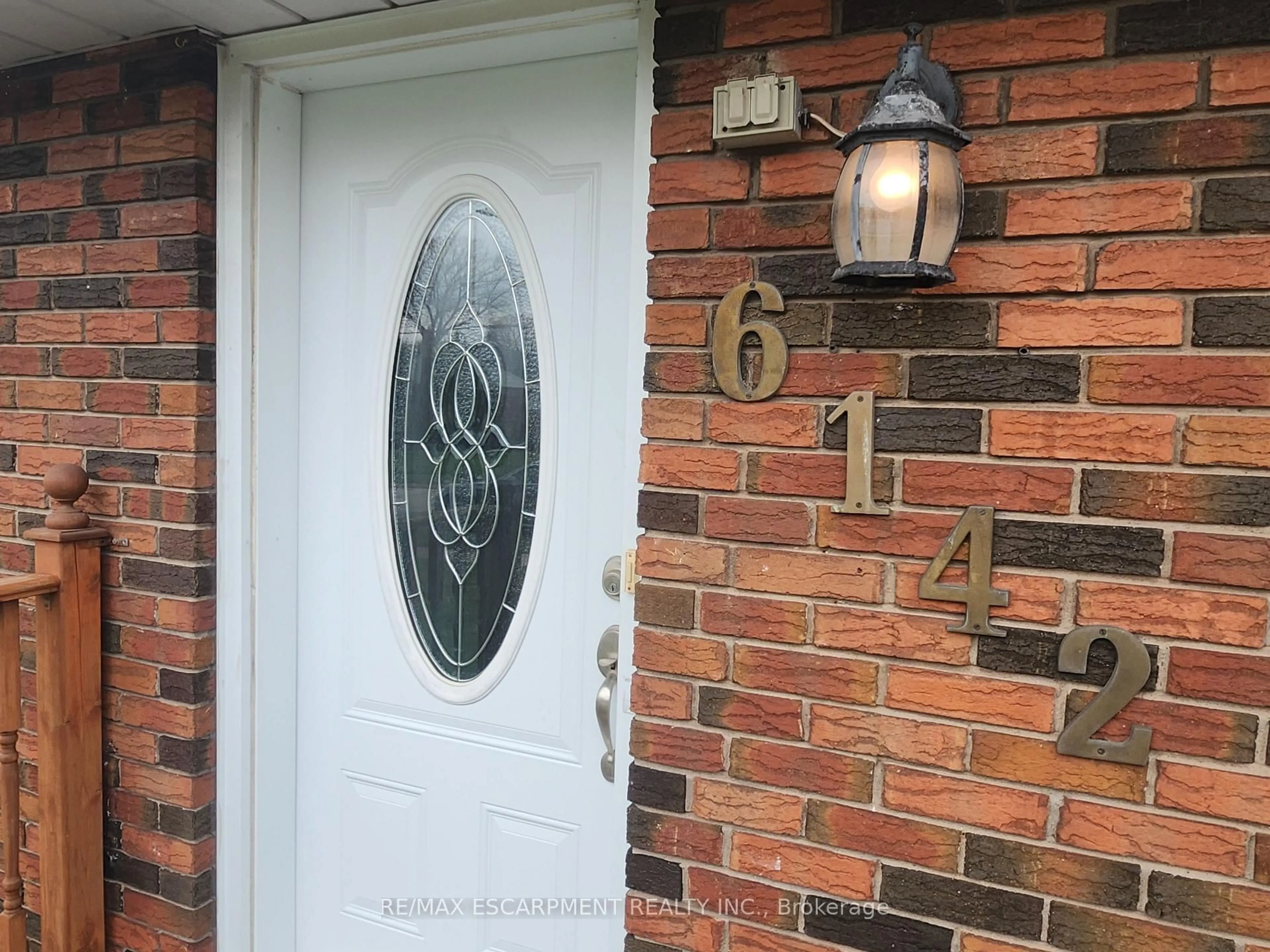 Indoor entryway for 6142 Scott St, Niagara Falls Ontario L2E 3B5