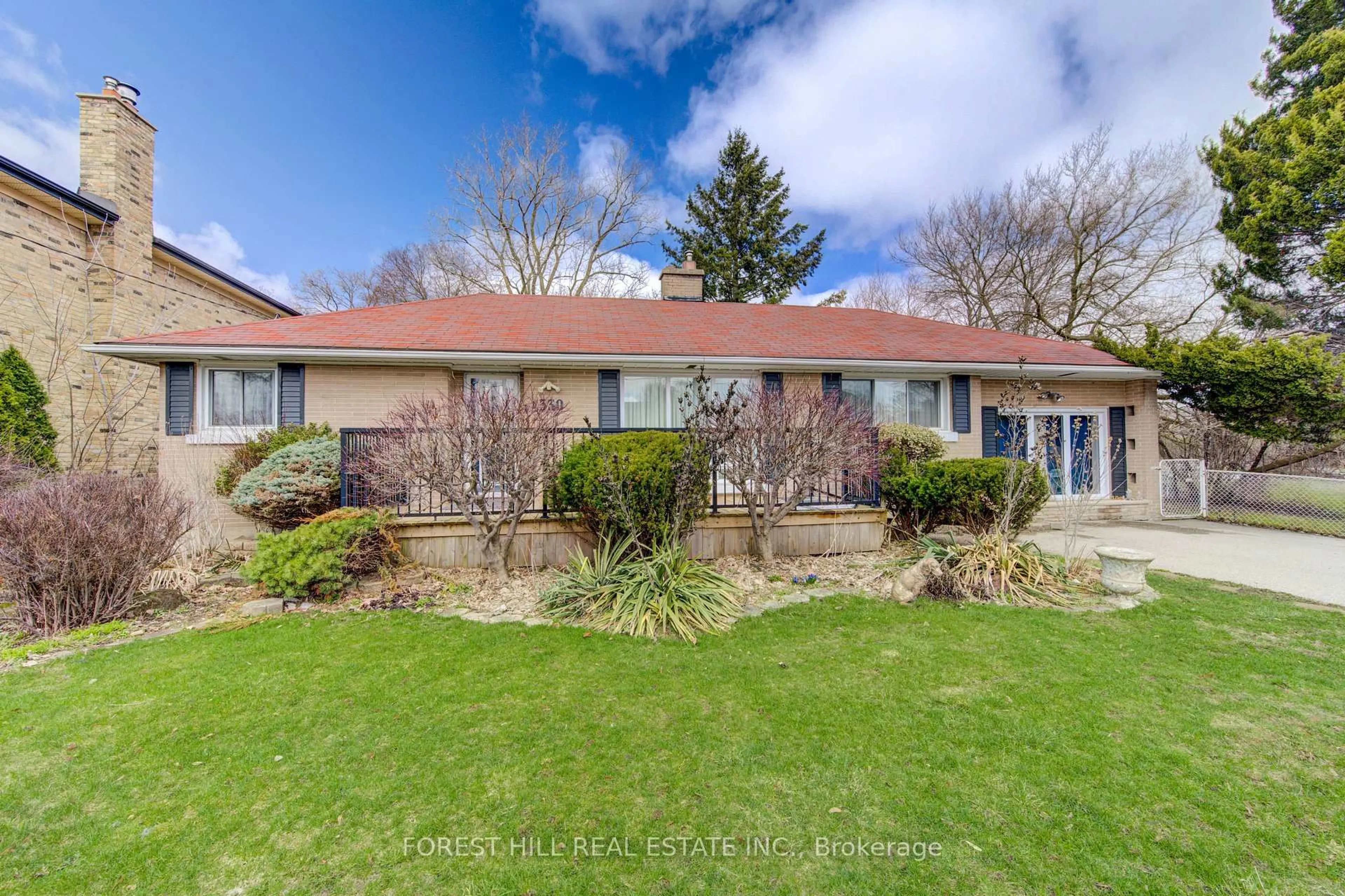 A pic from outside/outdoor area/front of a property/back of a property/a pic from drone, street for 530 Huron St, London East Ontario N5Y 4J5