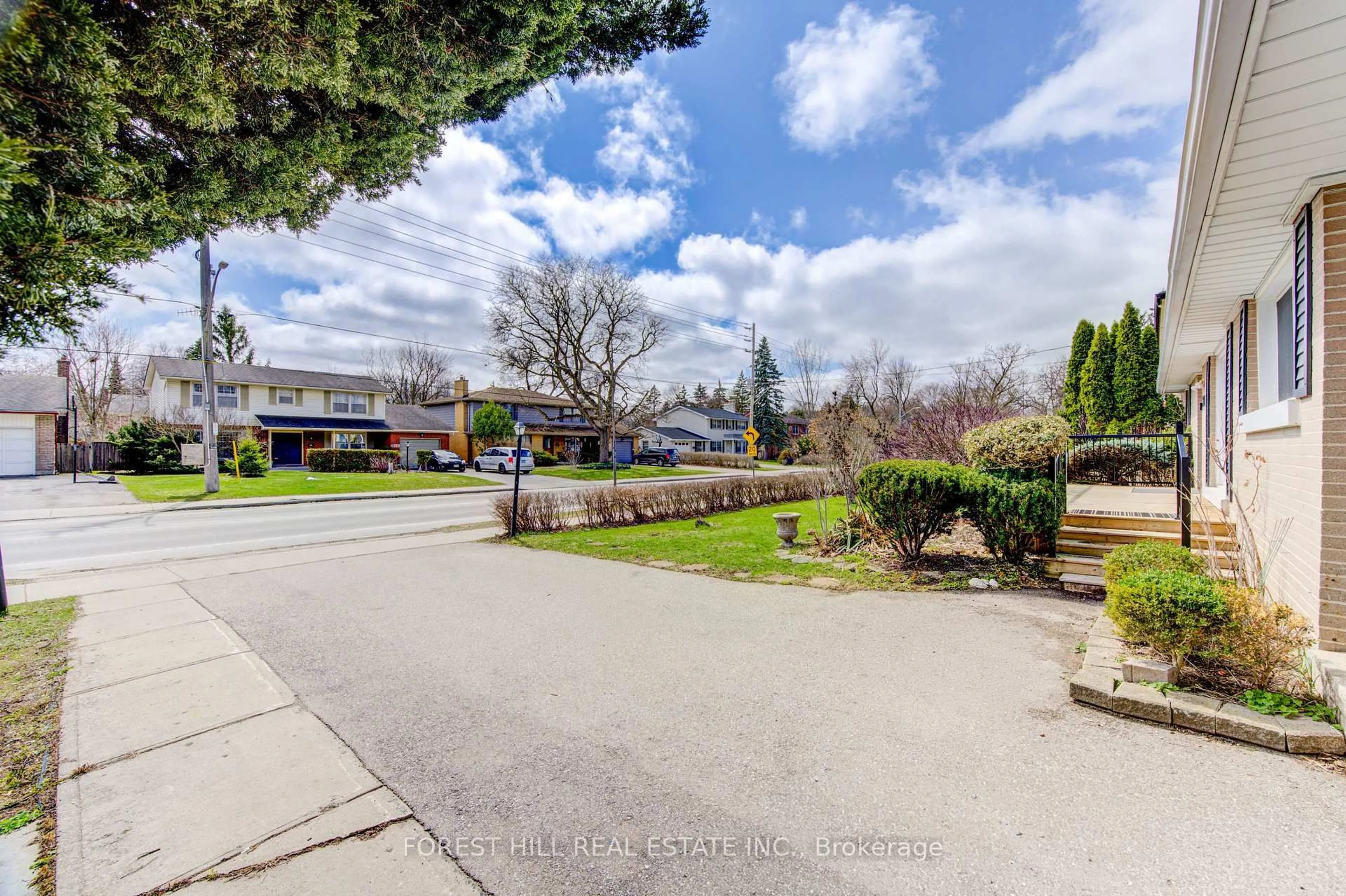 A pic from outside/outdoor area/front of a property/back of a property/a pic from drone, street for 530 Huron St, London East Ontario N5Y 4J5