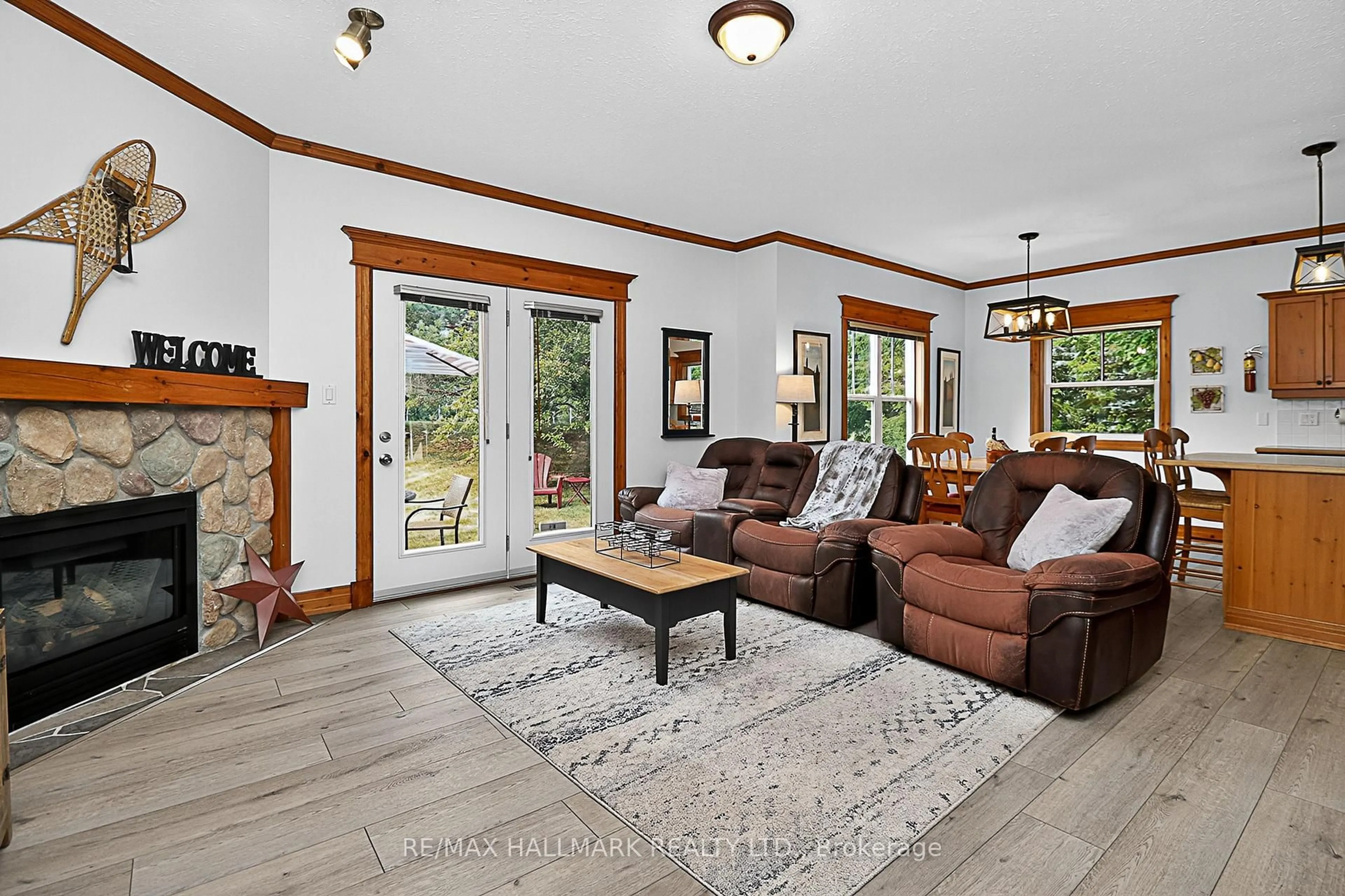 Living room with furniture, unknown for 184 Snowbridge Way #101, Blue Mountains Ontario L9Y 0V1