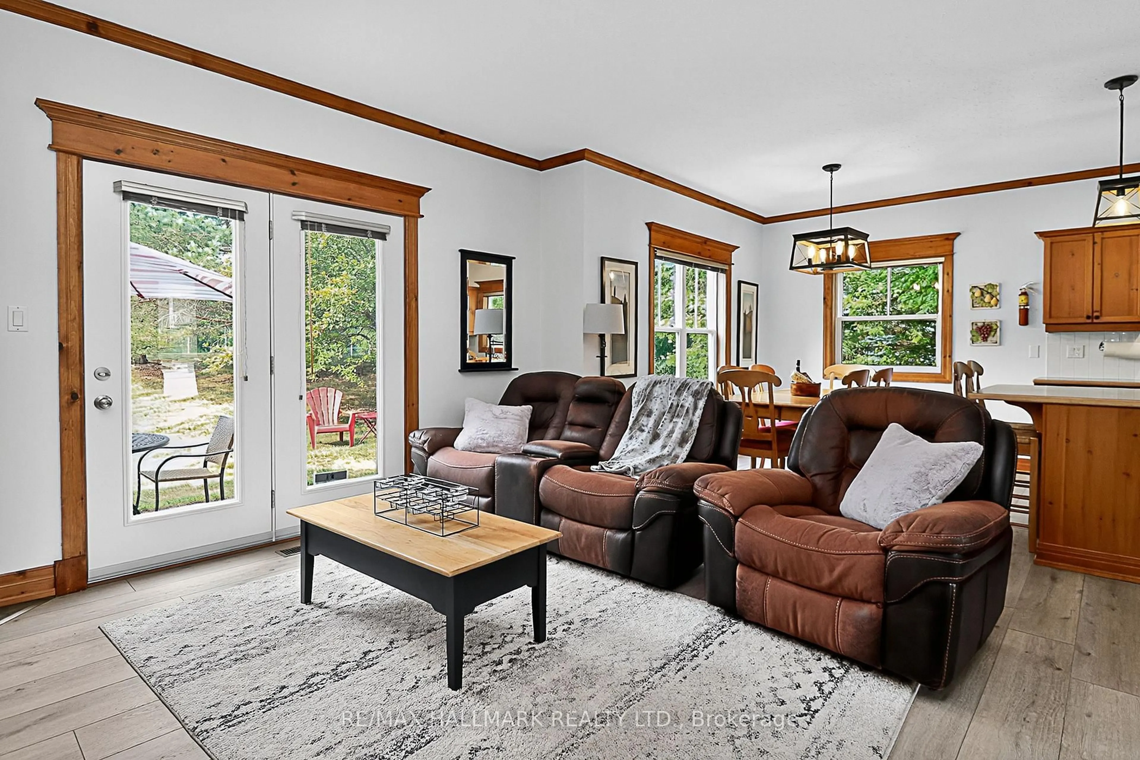 Living room with furniture, unknown for 184 Snowbridge Way #101, Blue Mountains Ontario L9Y 0V1