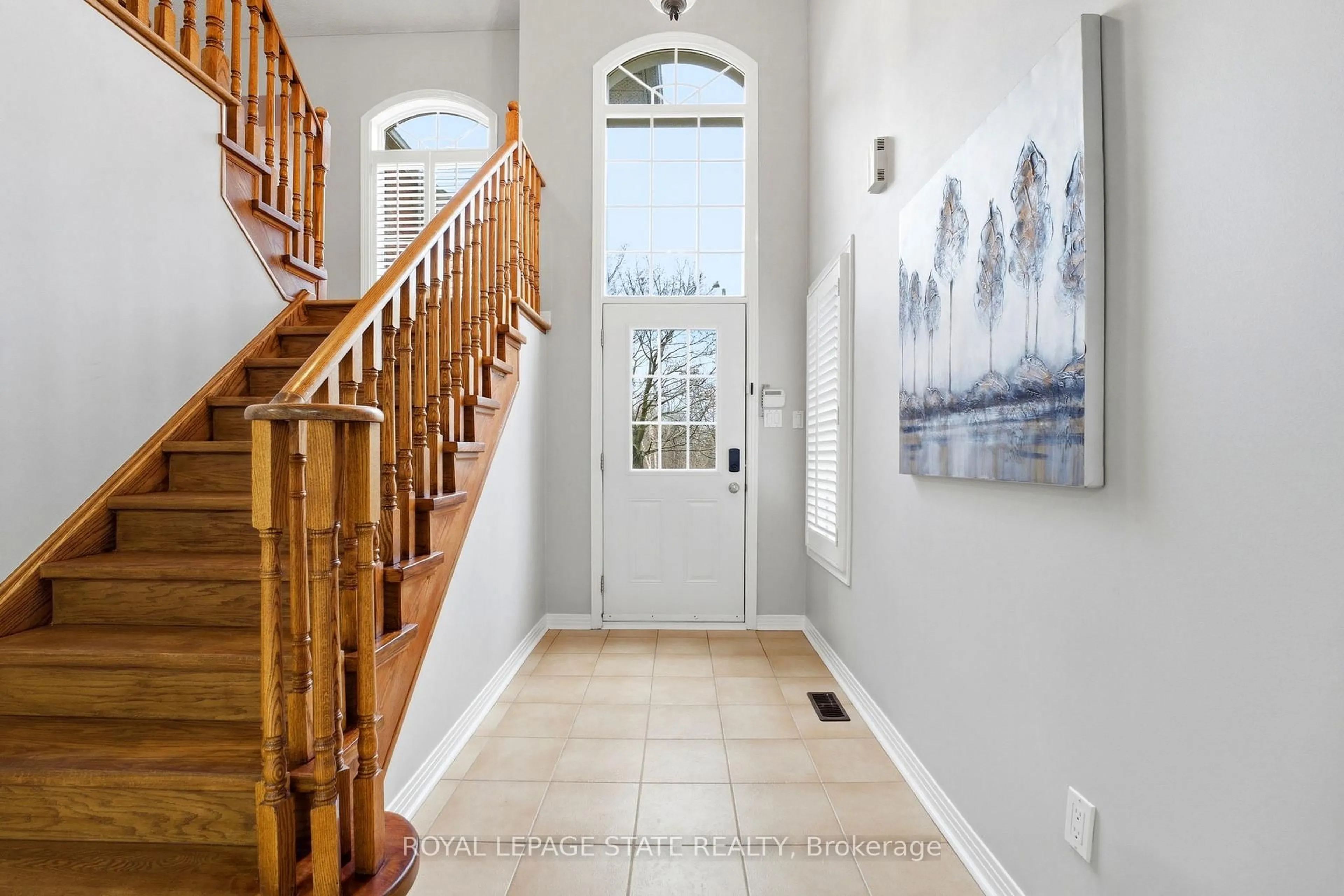 Indoor entryway for 166 Boulding Ave, Hamilton Ontario L0R 2H3