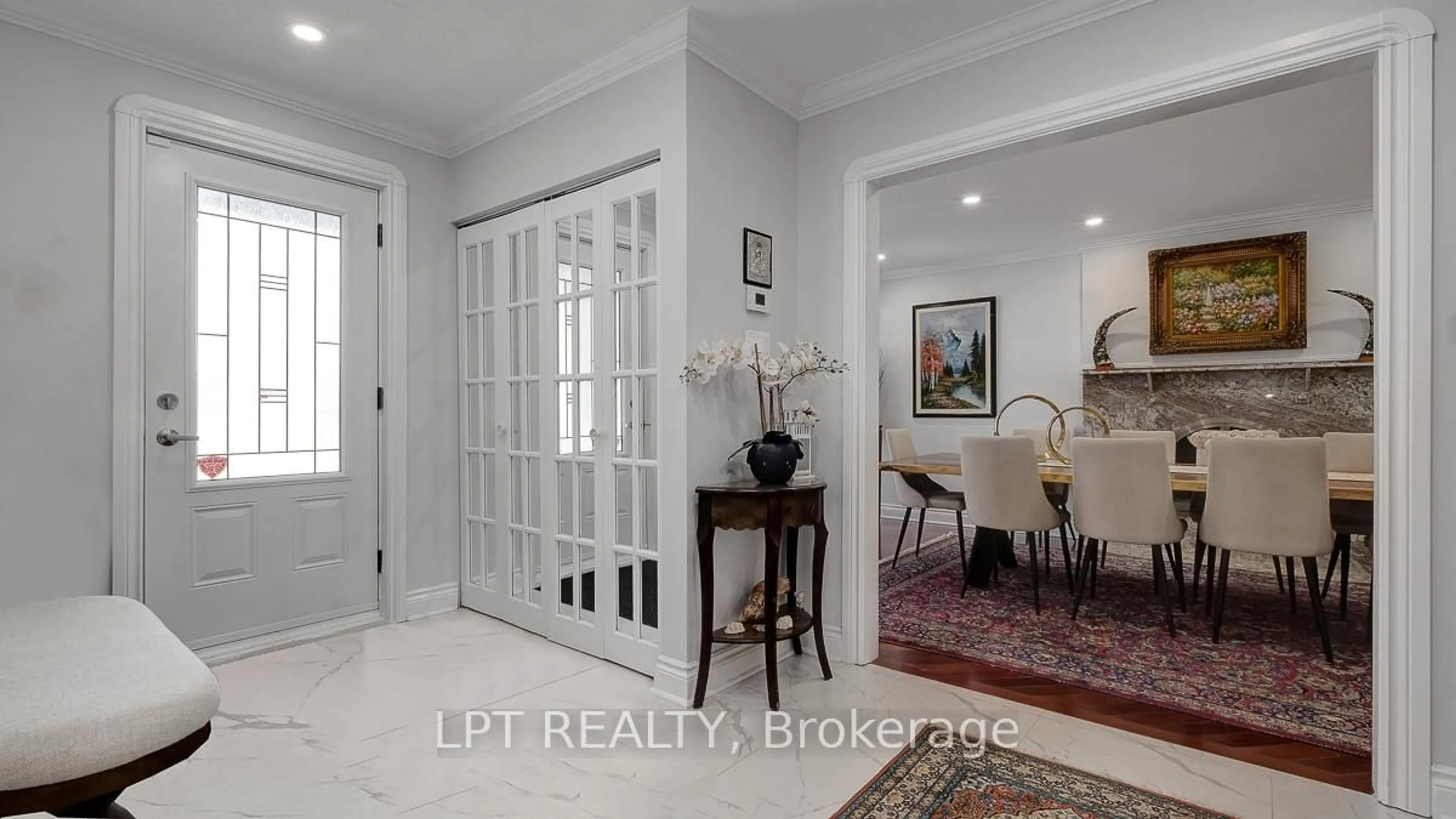 Indoor entryway for 624 Pleasant Park Rd, Ottawa Ontario K1H 5N5