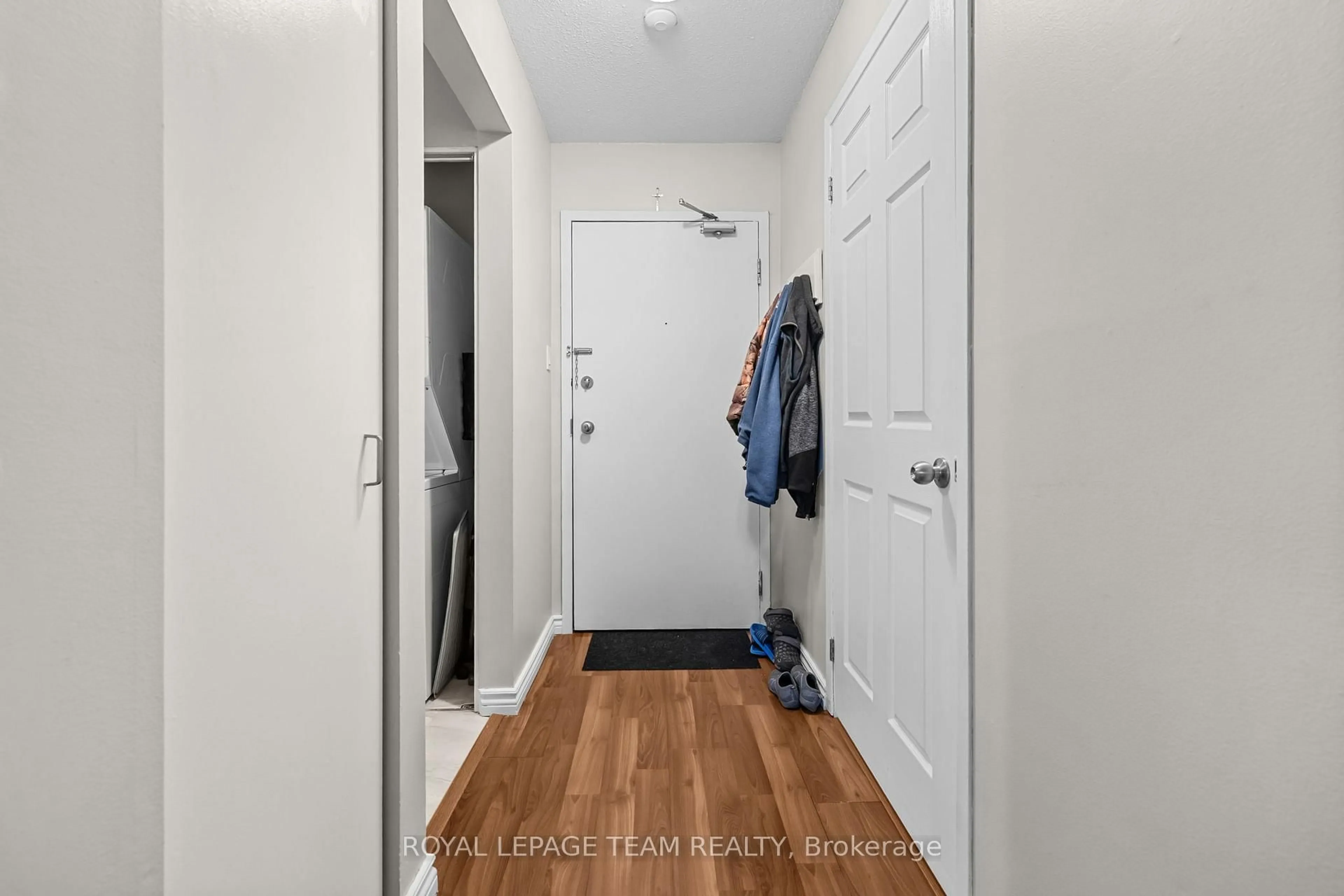Indoor entryway for 270 Brittany Dr #214, Ottawa Ontario K1K 4M3