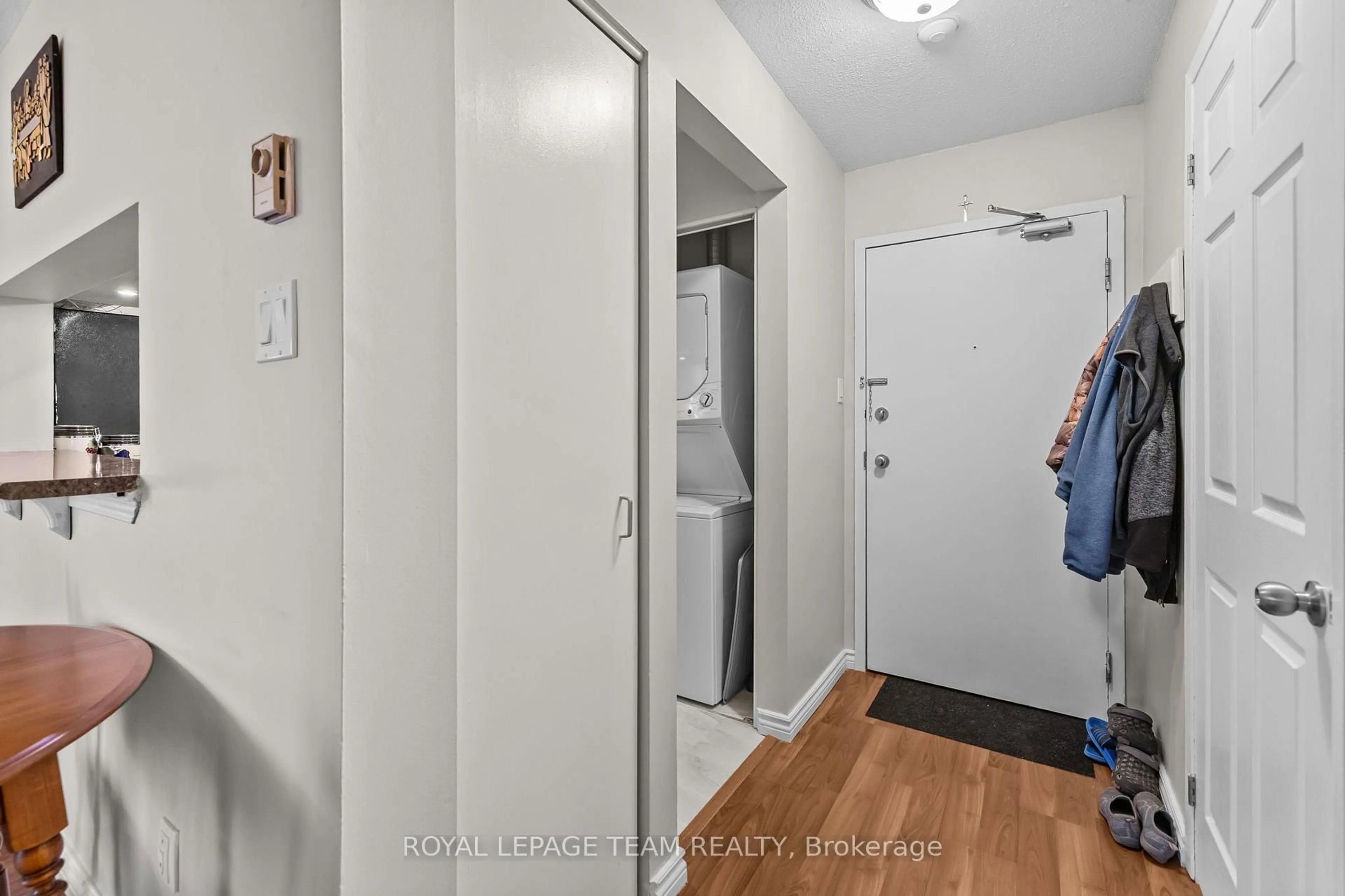 Indoor entryway for 270 Brittany Dr #214, Ottawa Ontario K1K 4M3