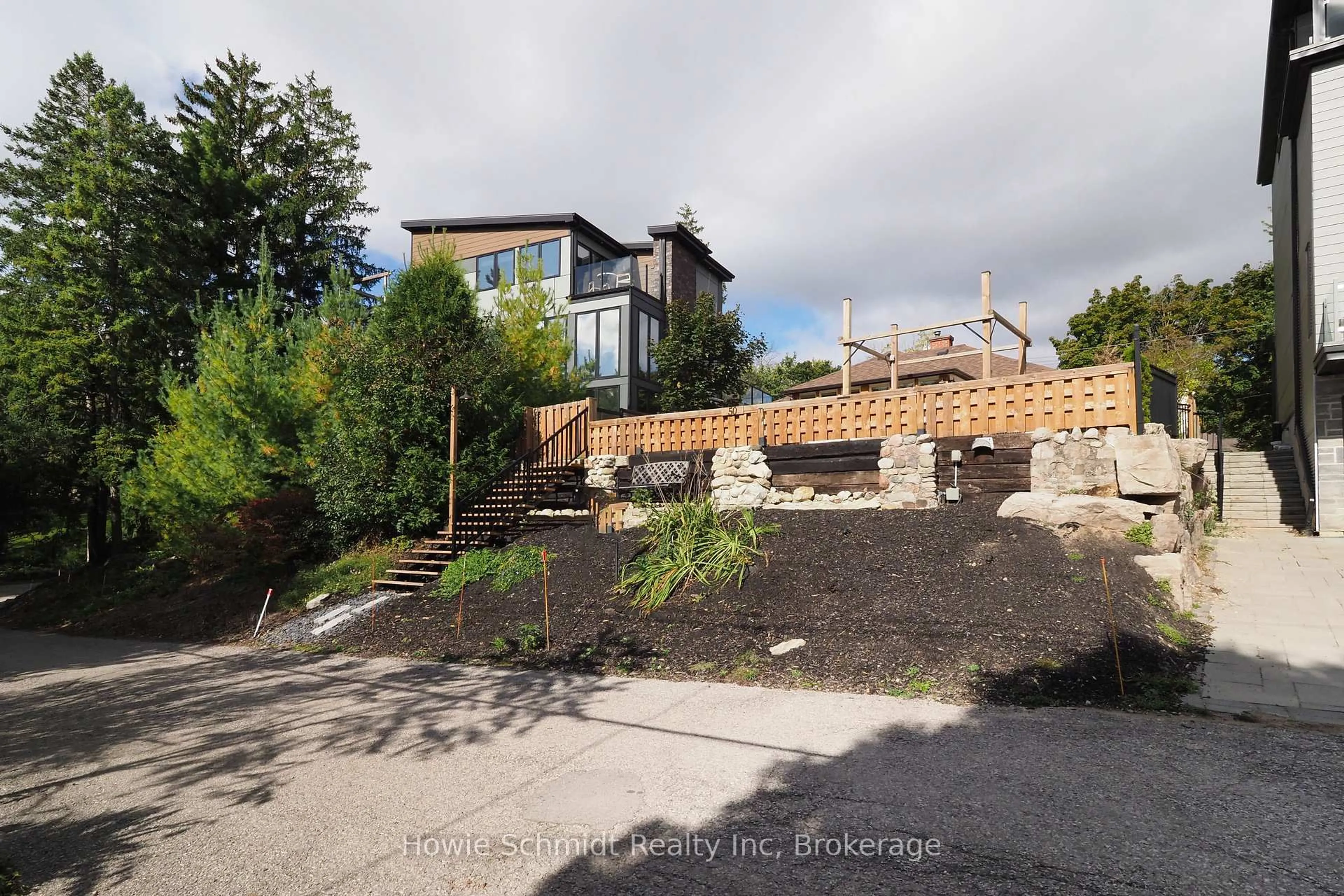 A pic from outside/outdoor area/front of a property/back of a property/a pic from drone, street for 50 Holly Tr, Puslinch Ontario N3C 2V4