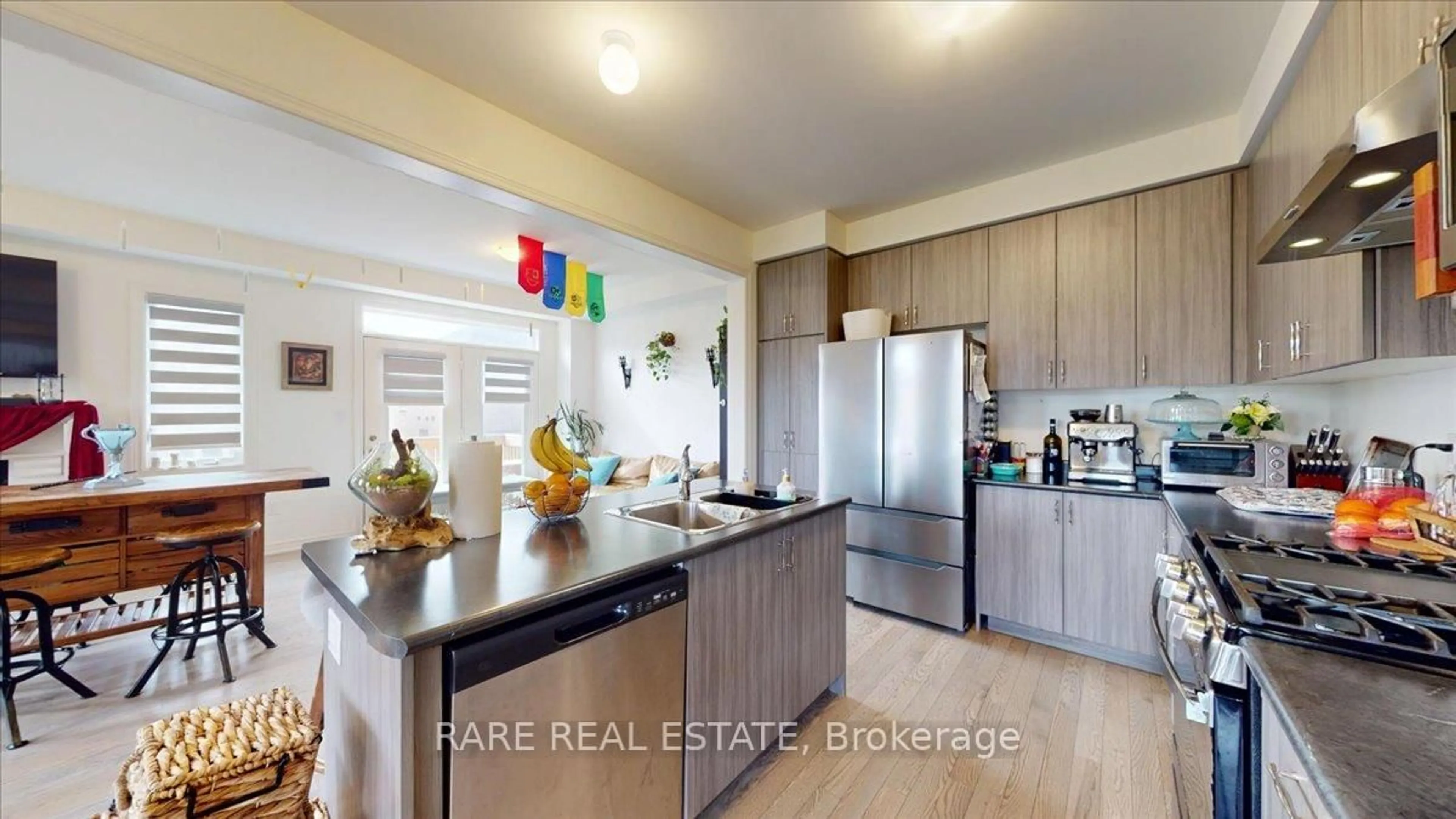 Open concept kitchen, wood/laminate floor for 274 Skinner Rd, Hamilton Ontario L8B 1X2