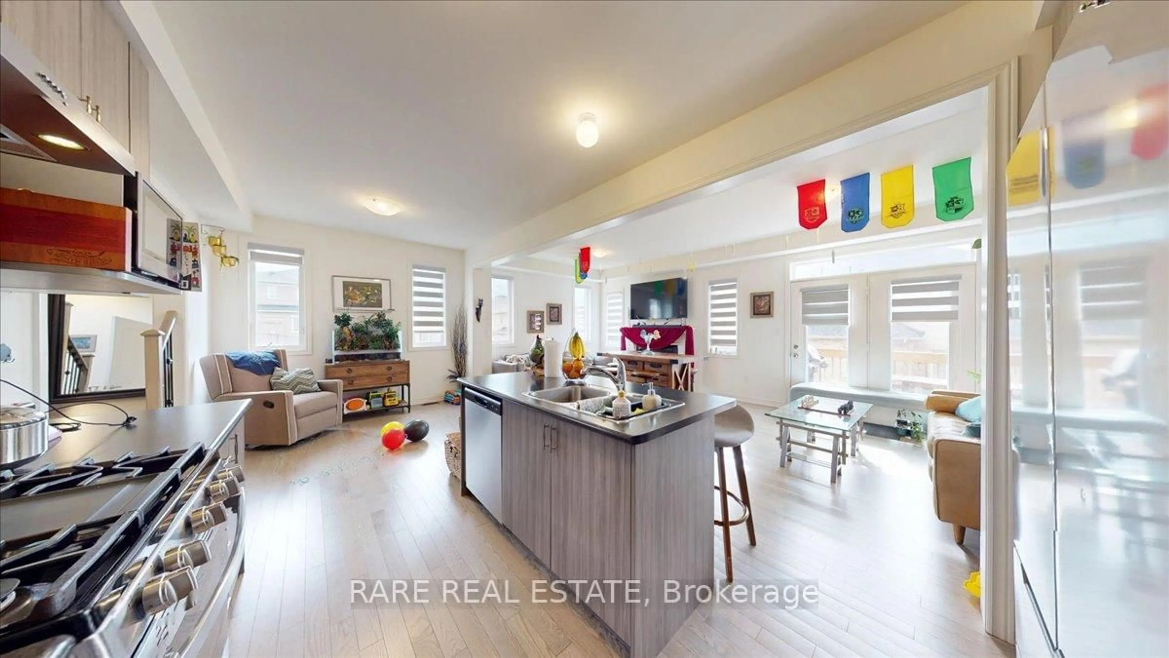 Open concept kitchen, ceramic/tile floor for 274 Skinner Rd, Hamilton Ontario L8B 1X2