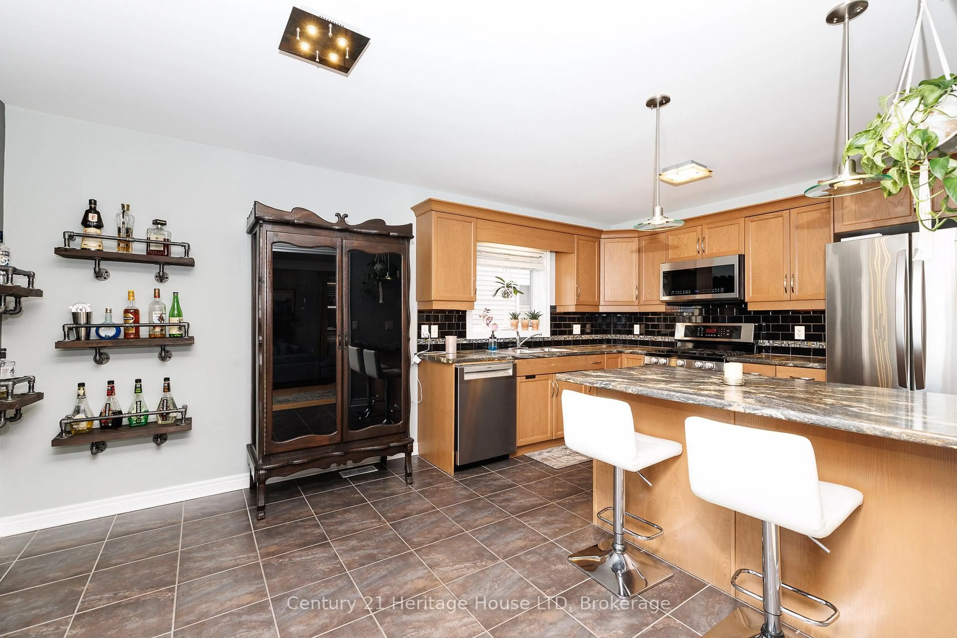 Open concept kitchen, ceramic/tile floor for 263 Empress Ave, Welland Ontario L3B 0A5