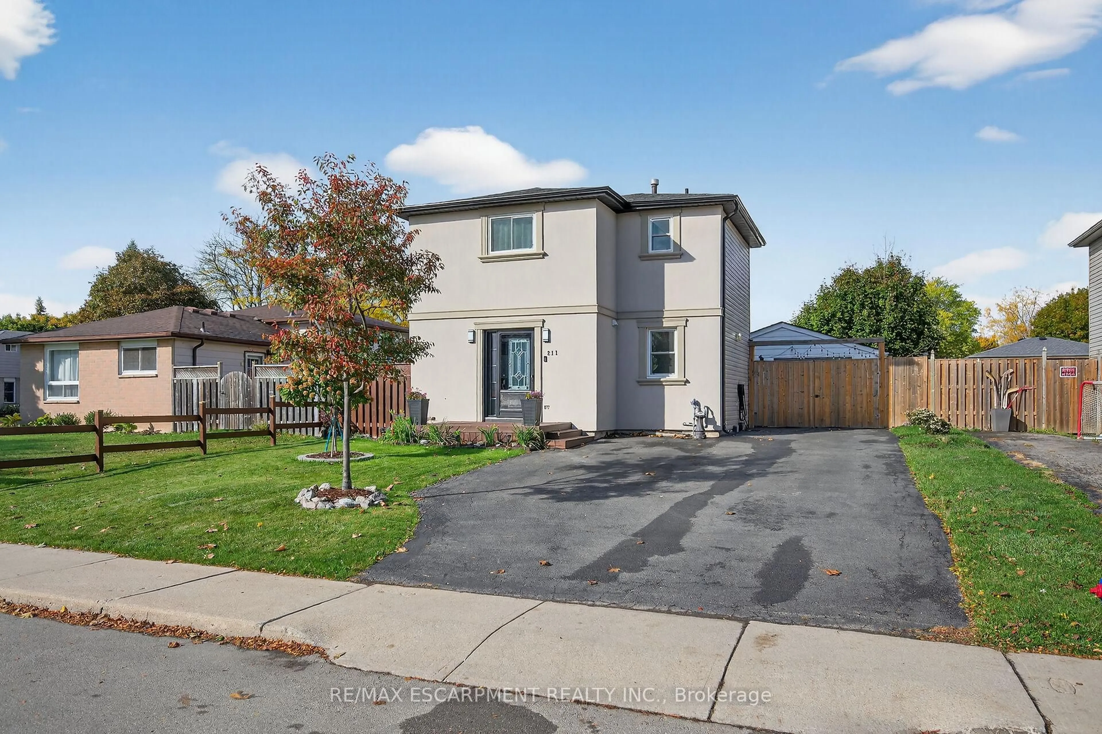 A pic from outside/outdoor area/front of a property/back of a property/a pic from drone, street for 211 Birchcliffe Cres, Hamilton Ontario L8T 4L1