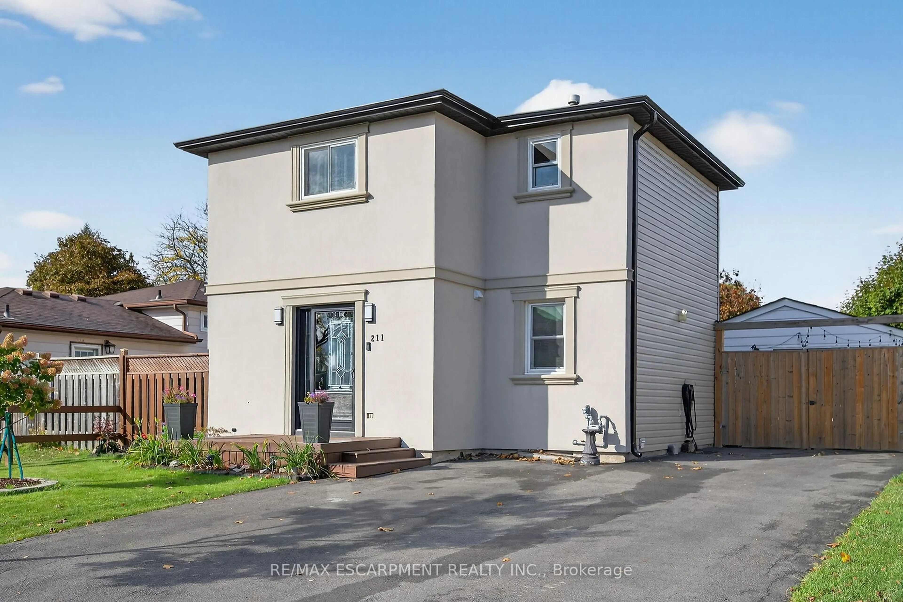 A pic from outside/outdoor area/front of a property/back of a property/a pic from drone, street for 211 Birchcliffe Cres, Hamilton Ontario L8T 4L1