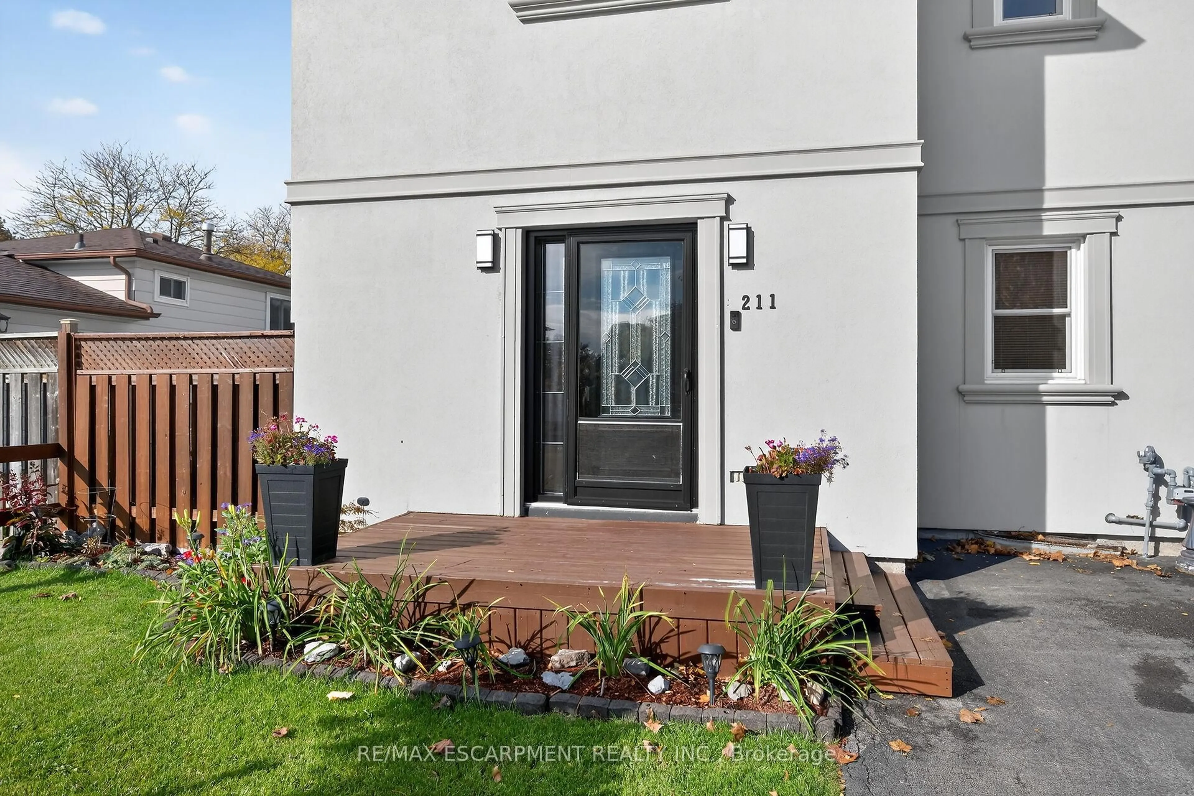 Indoor entryway for 211 Birchcliffe Cres, Hamilton Ontario L8T 4L1
