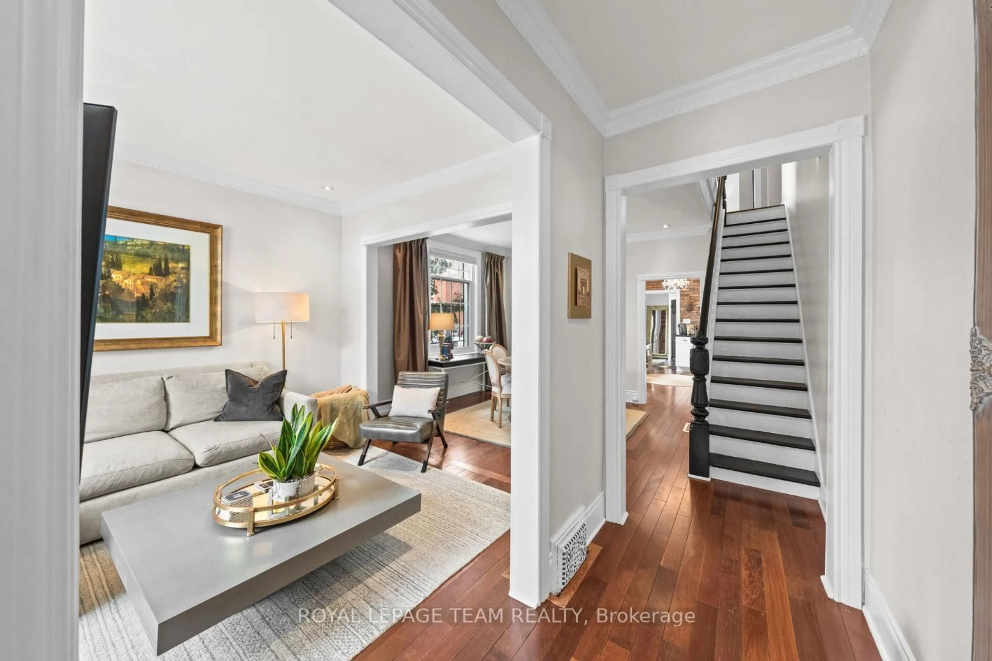 Indoor entryway for 529 McLeod St, Ottawa Ontario K1R 5P9