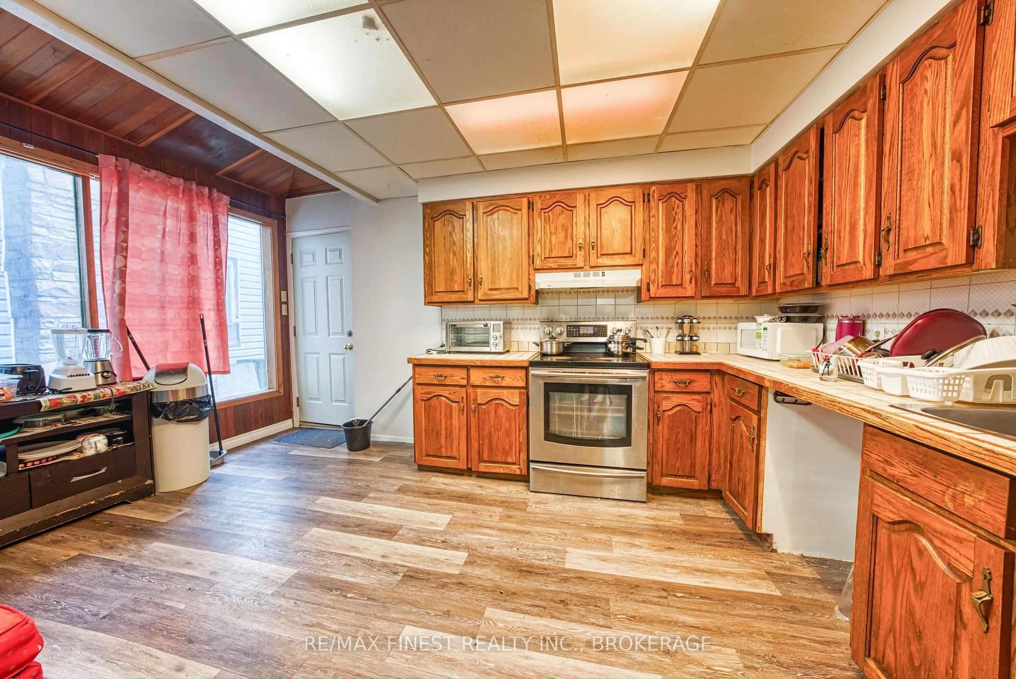 Standard kitchen, unknown for 271-273 Rideau St, Kingston Ontario K7K 3A7