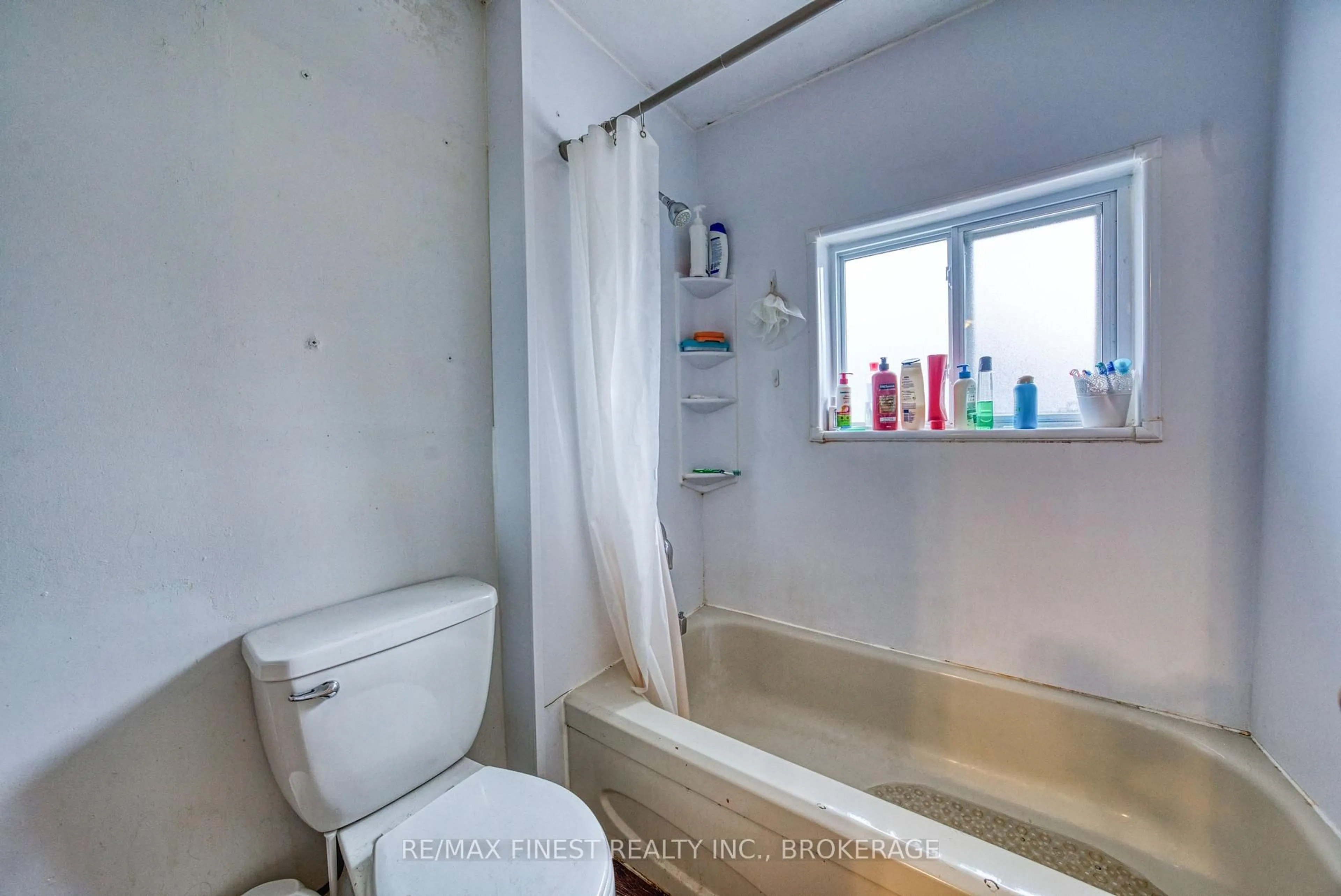 Standard bathroom, unknown for 271-273 Rideau St, Kingston Ontario K7K 3A7