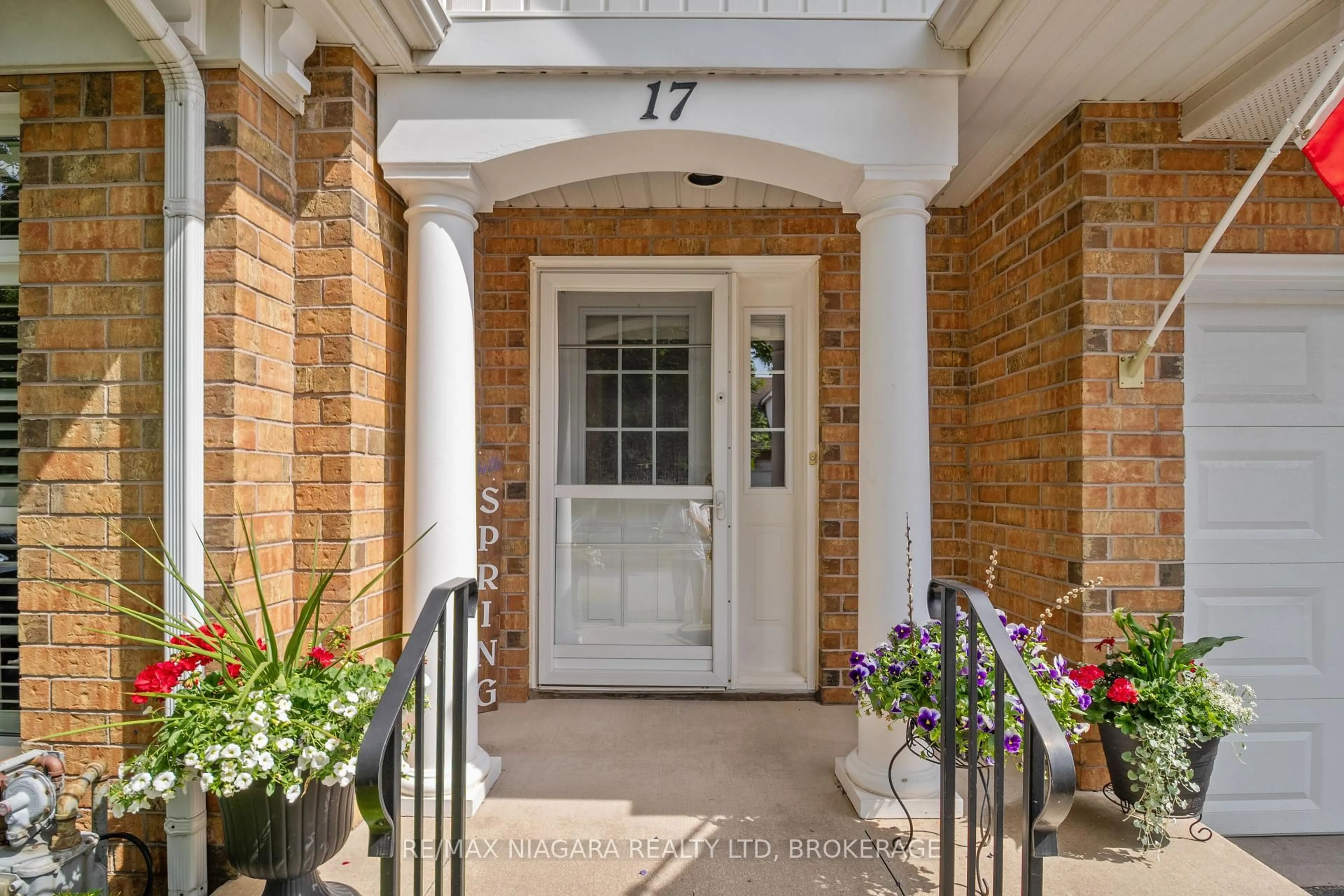 Indoor entryway for 2684 Mewburn Rd #17, Niagara Falls Ontario L2J 0A9