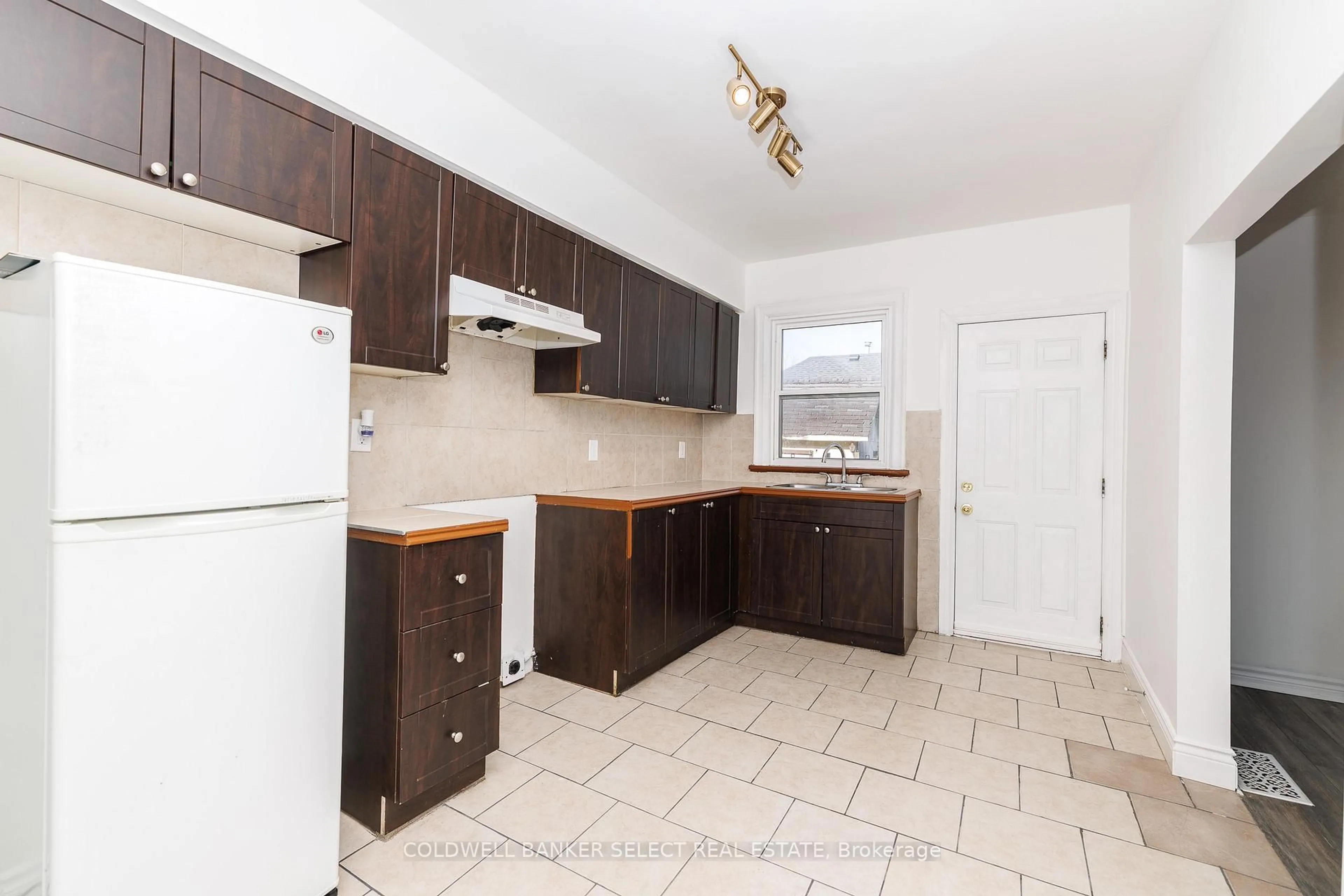 Standard kitchen, unknown for 55 Frederick Ave, Hamilton Ontario L8H 4K5