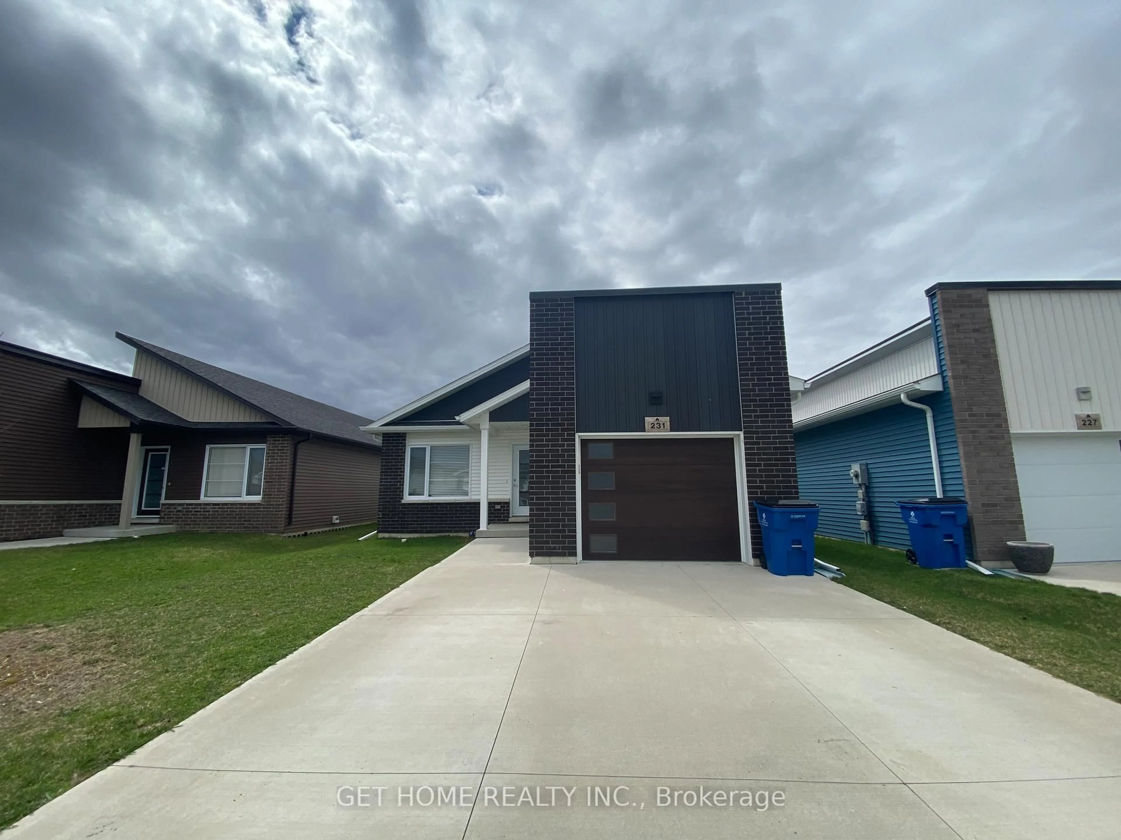 A pic from outside/outdoor area/front of a property/back of a property/a pic from drone, street for 231 Manning Dr, Chatham-Kent Ontario N7M 0S5