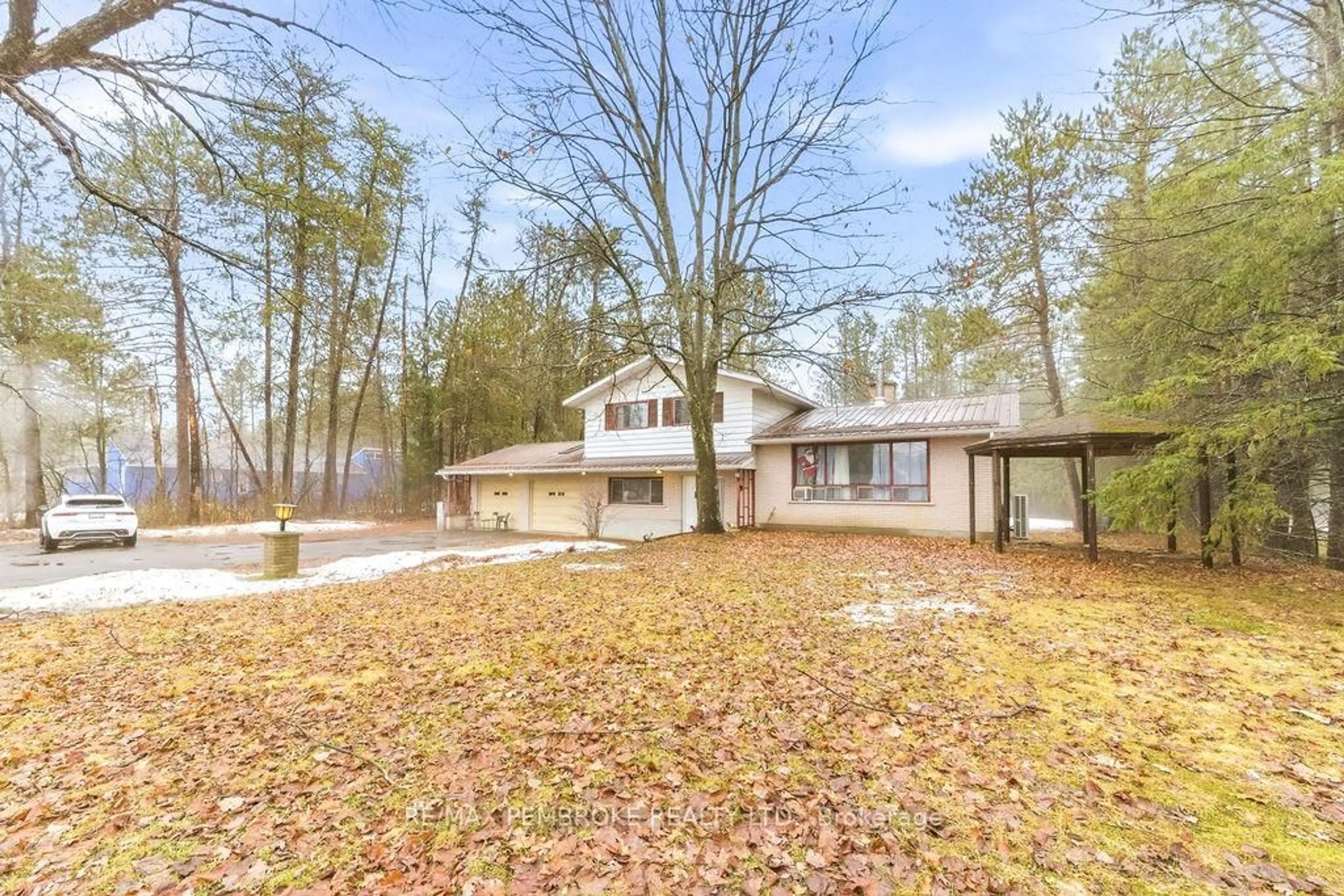 A pic from outside/outdoor area/front of a property/back of a property/a pic from drone, unknown for 33698 Highway 17 Highway, Deep River Ontario K0J 1P0