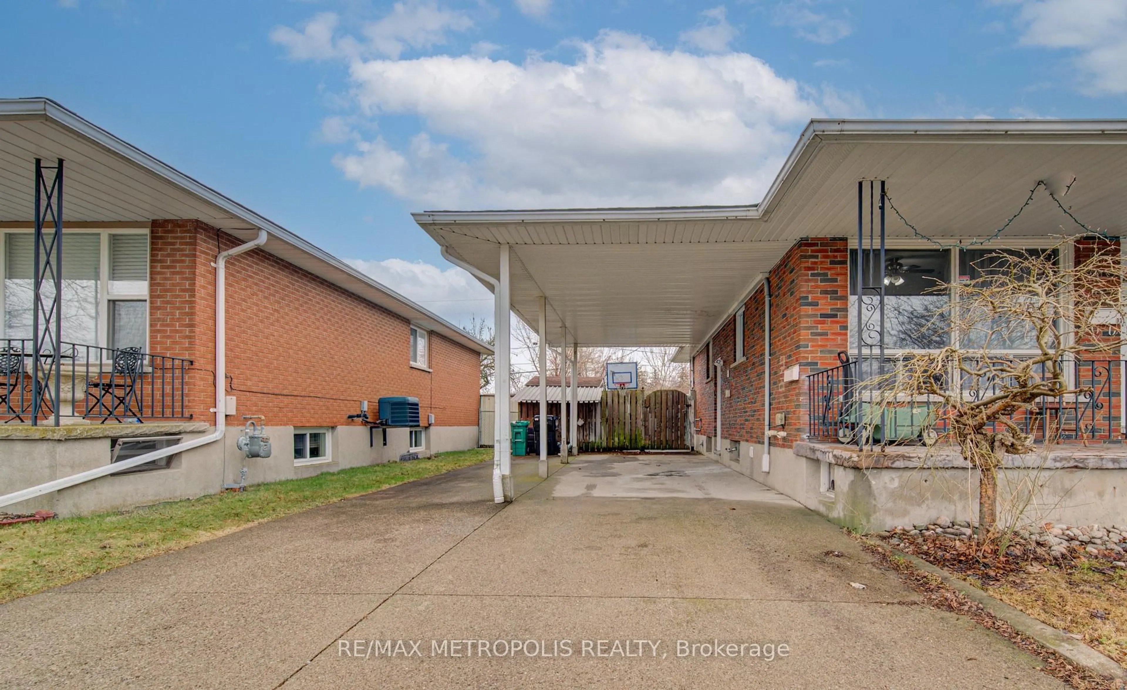 Patio, building for 93 Linnwood Ave, Cambridge Ontario N1R 1V2