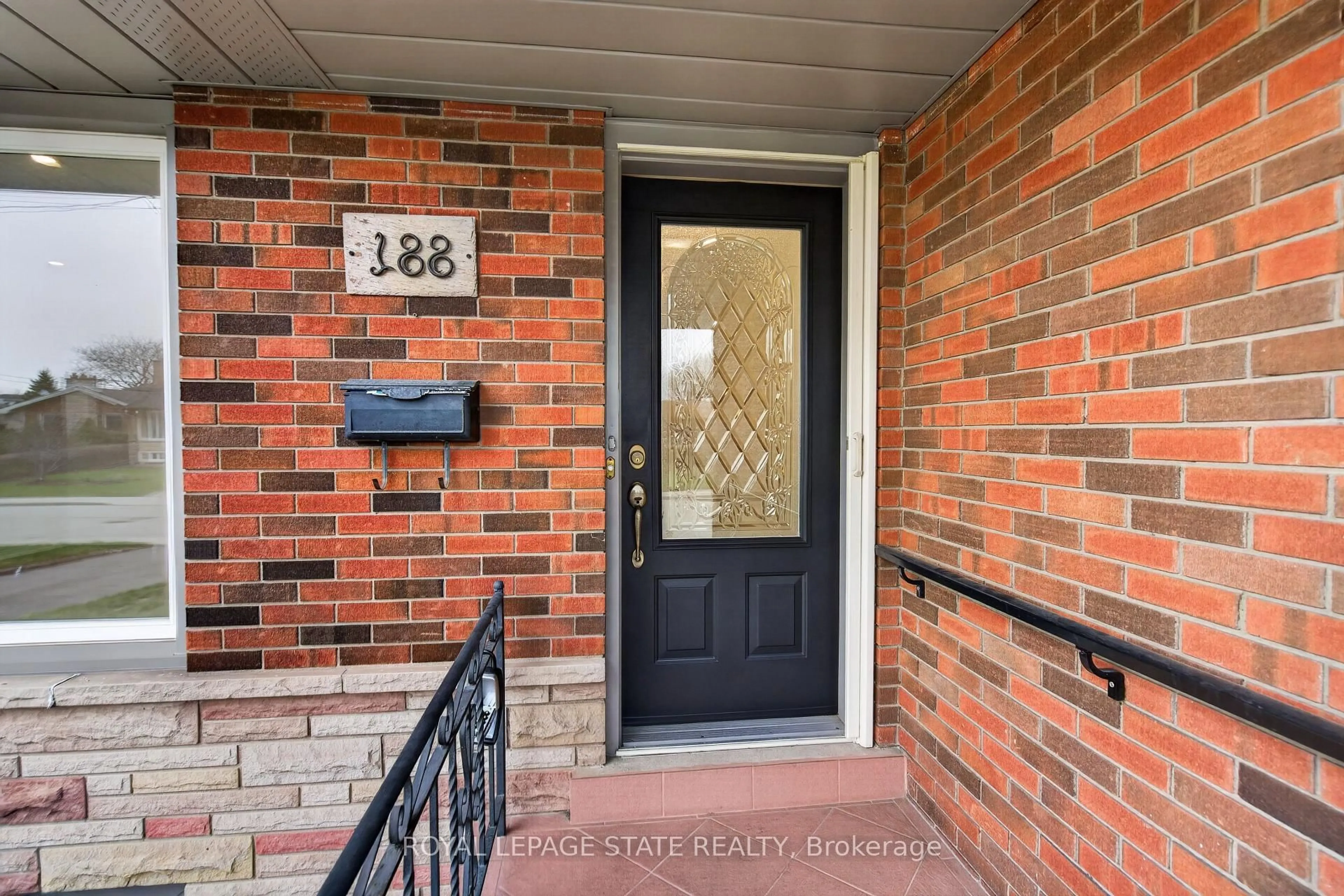 Indoor entryway for 188 Tuxedo Ave, Hamilton Ontario L8K 2S4