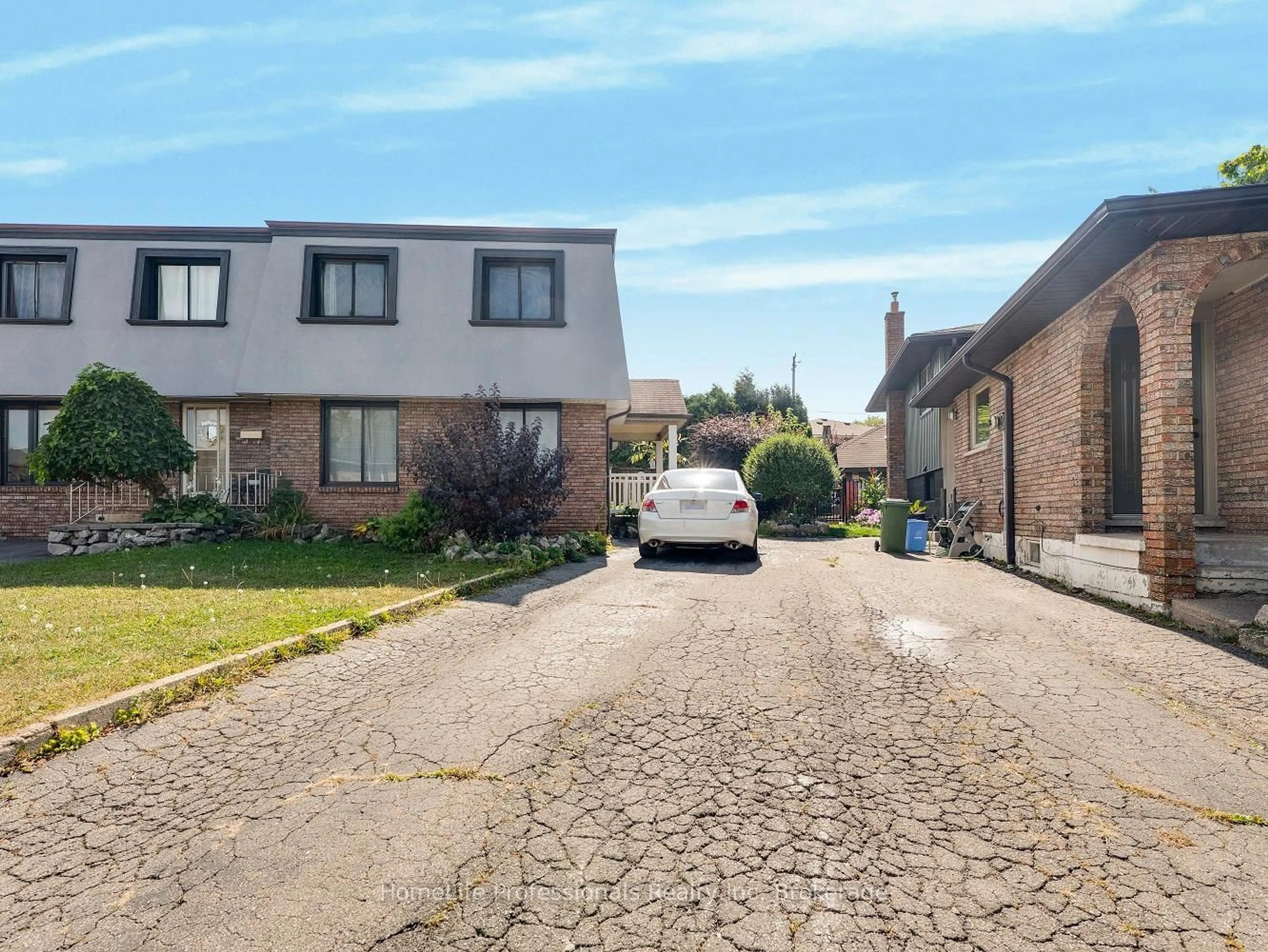 A pic from outside/outdoor area/front of a property/back of a property/a pic from drone, street for 40 Yeoville Crt, Hamilton Ontario L9C 5W3