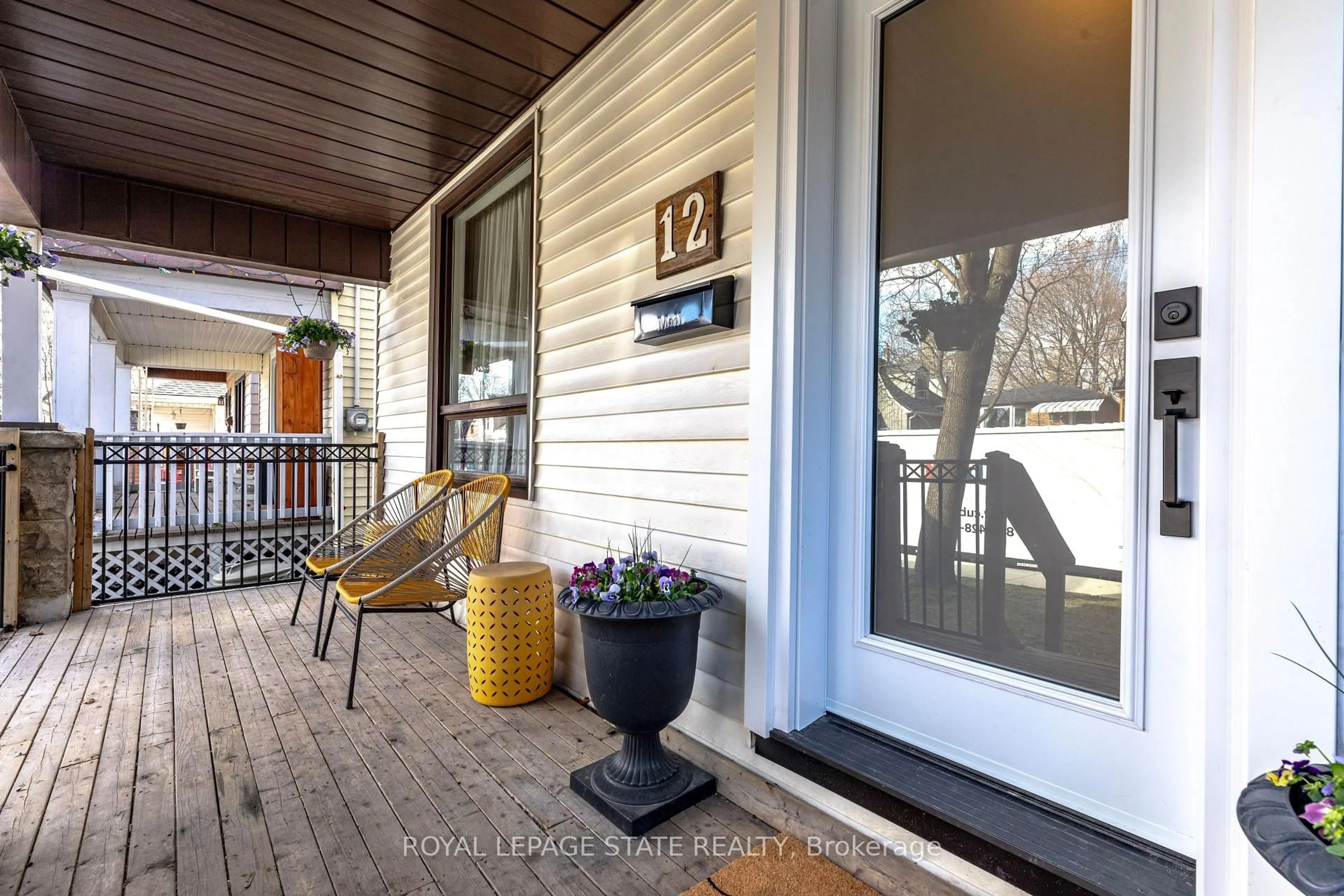 Indoor entryway for 12 East 21st St, Hamilton Ontario L8V 2T2