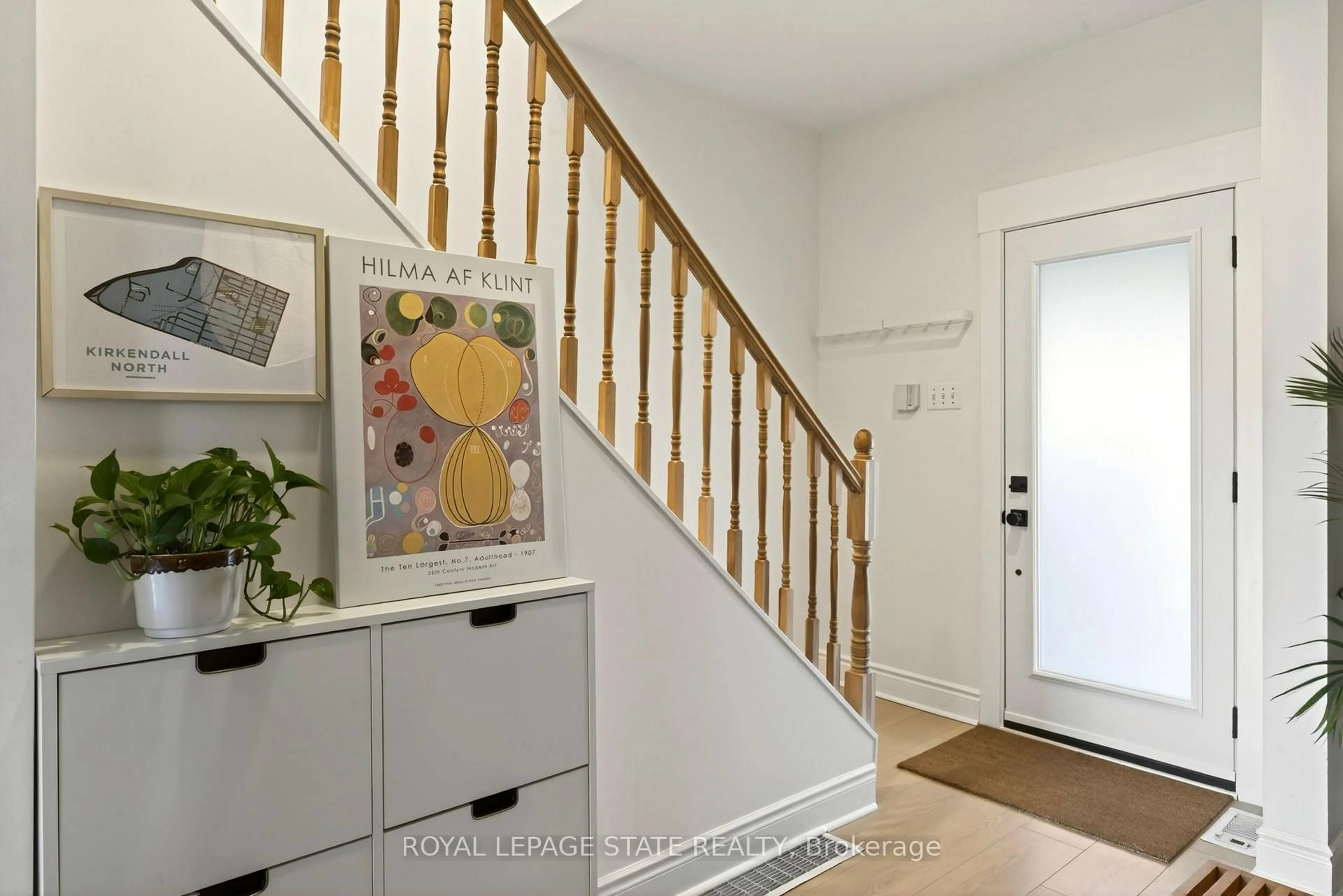 Indoor entryway for 12 East 21st St, Hamilton Ontario L8V 2T2
