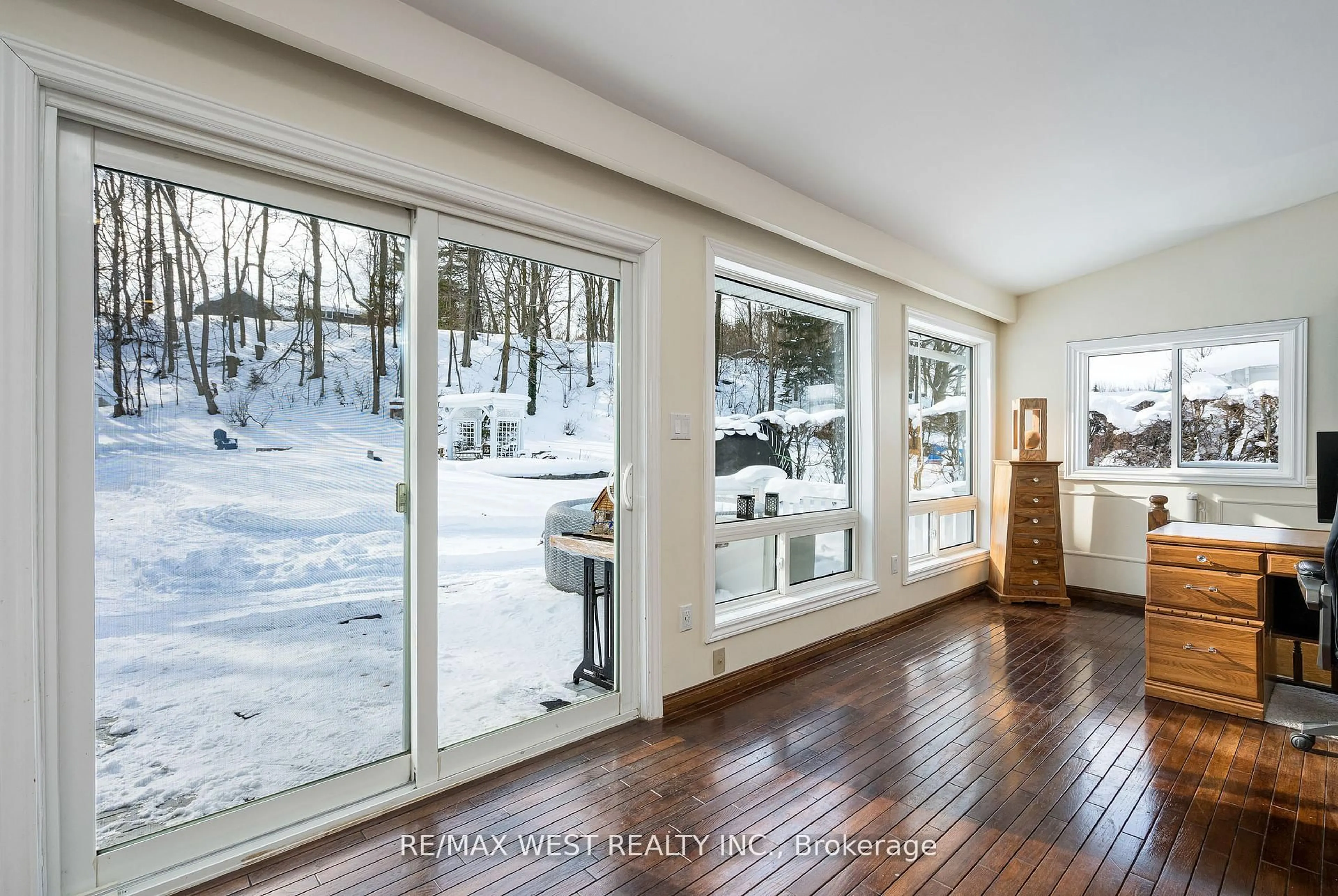 Indoor entryway for 25 Edwin St, Meaford Ontario N4L 1E4