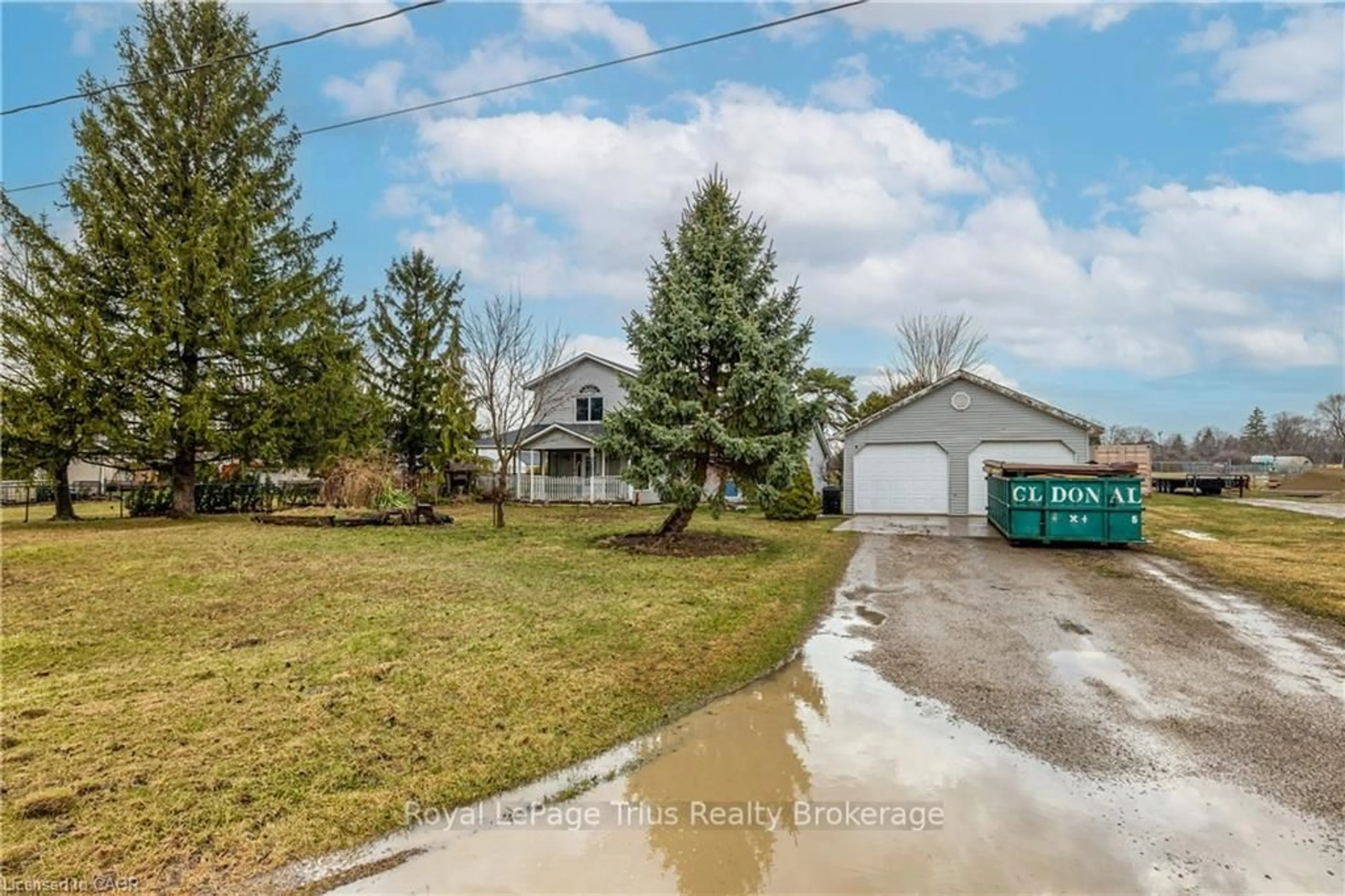 A pic from outside/outdoor area/front of a property/back of a property/a pic from drone, street for 527 Bond St, Warwick Ontario N0M 2S0