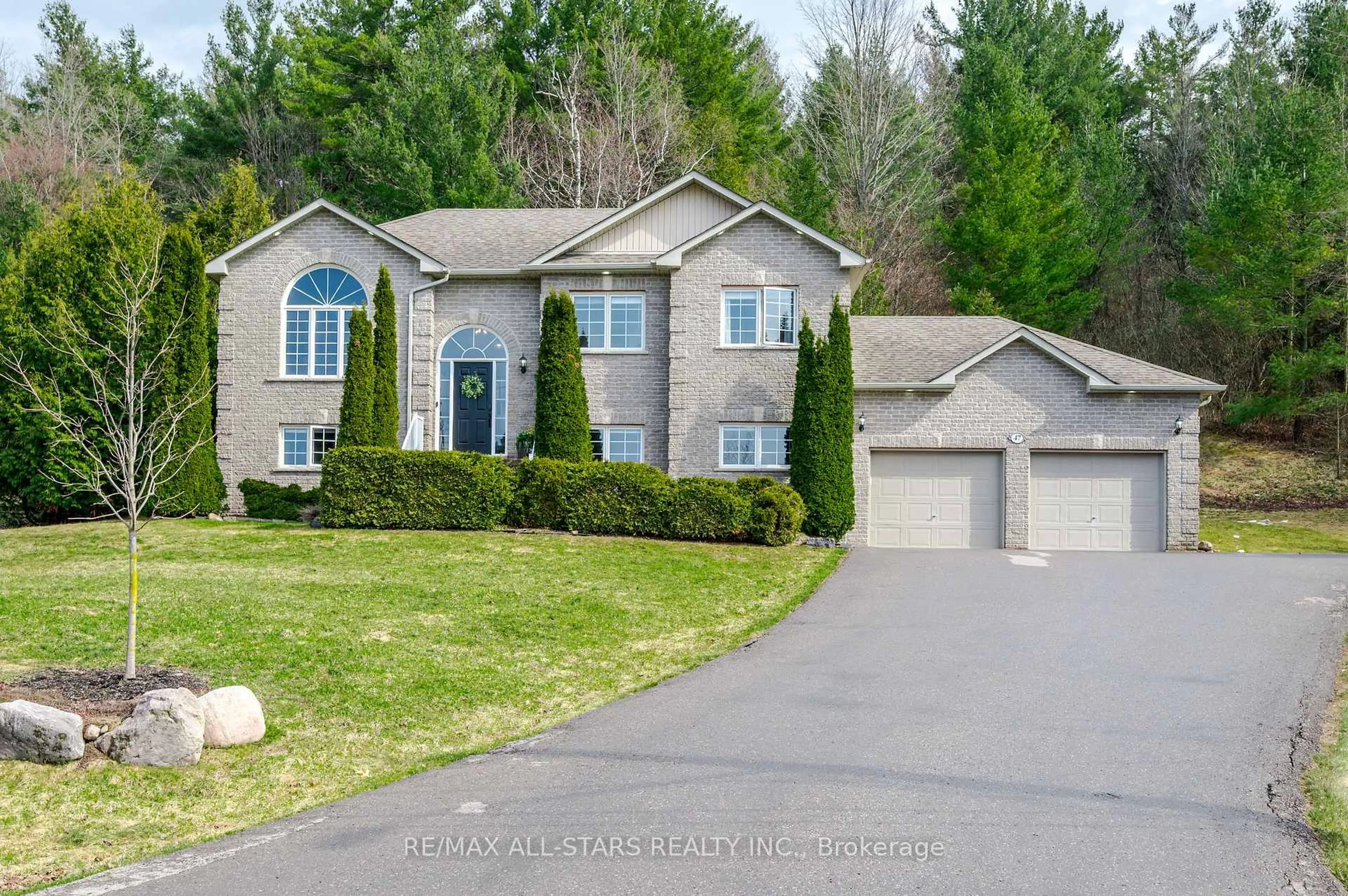 A pic from outside/outdoor area/front of a property/back of a property/a pic from drone, street for 47 Meadowland Dr, Hamilton Township Ontario K0K 1C0