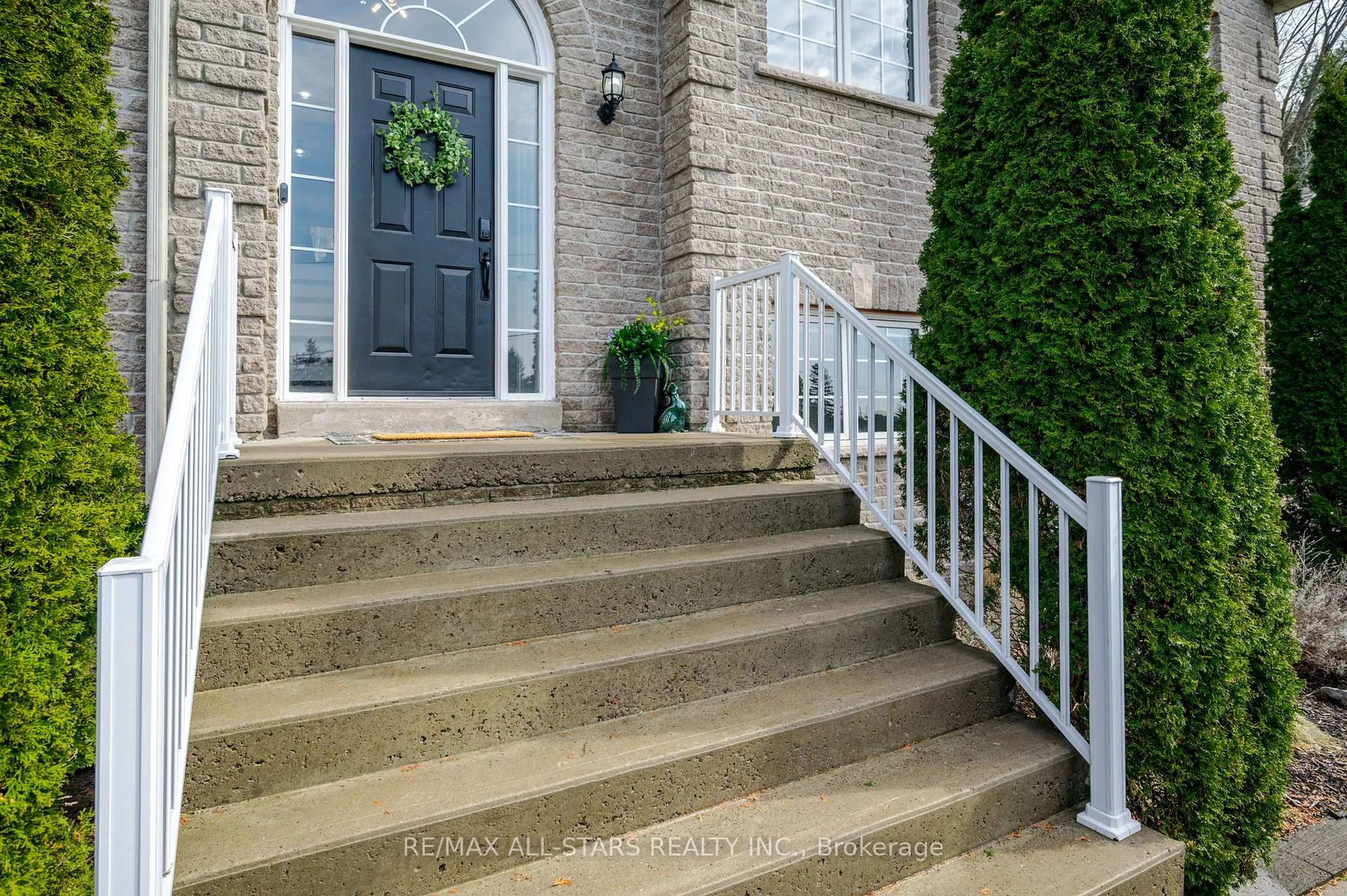 Stairs for 47 Meadowland Dr, Hamilton Township Ontario K0K 1C0