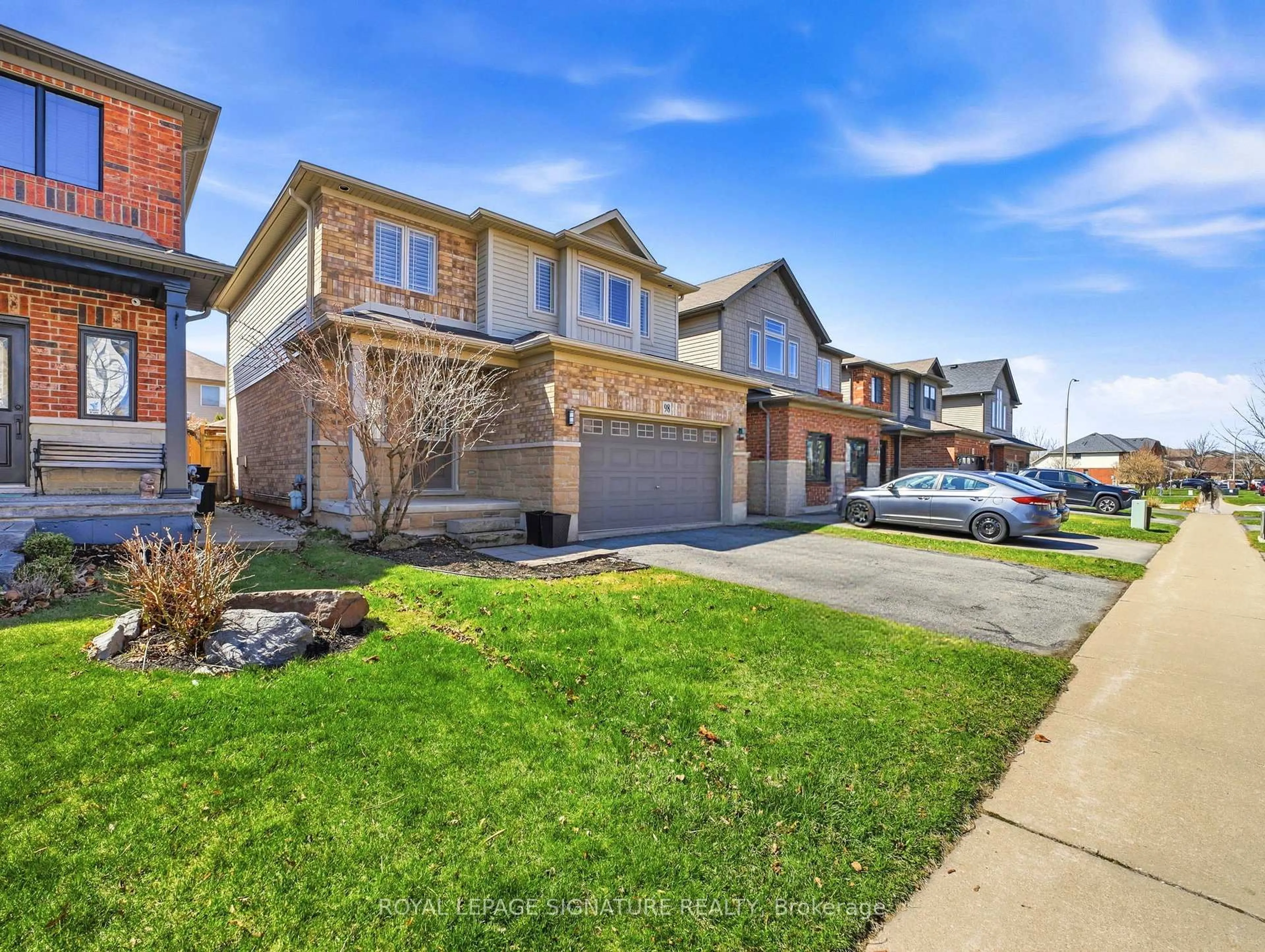 Home with brick exterior material, street for 98 Willow Lane, Grimsby Ontario L3M 5P7