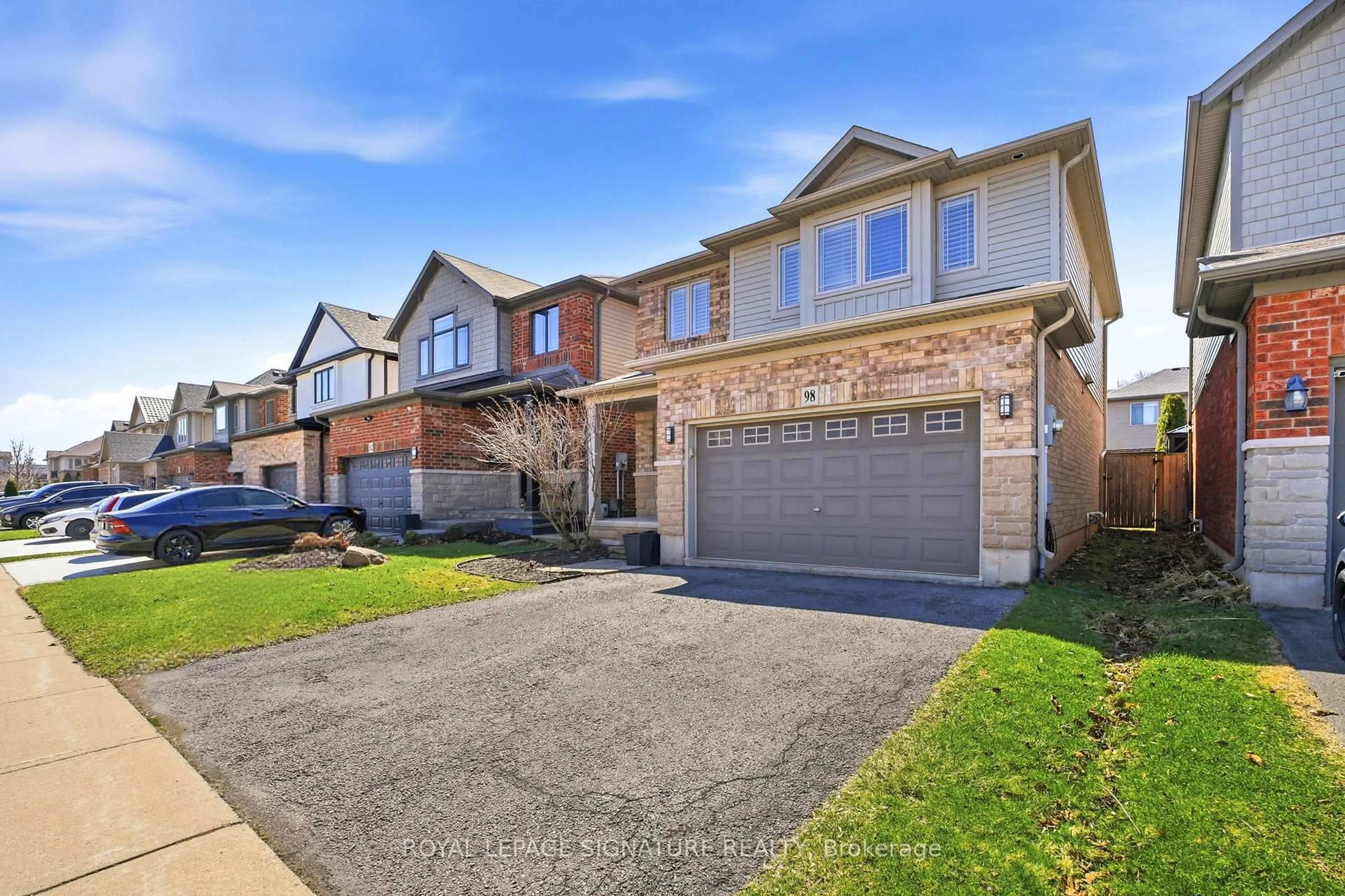 Home with brick exterior material, street for 98 Willow Lane, Grimsby Ontario L3M 5P7