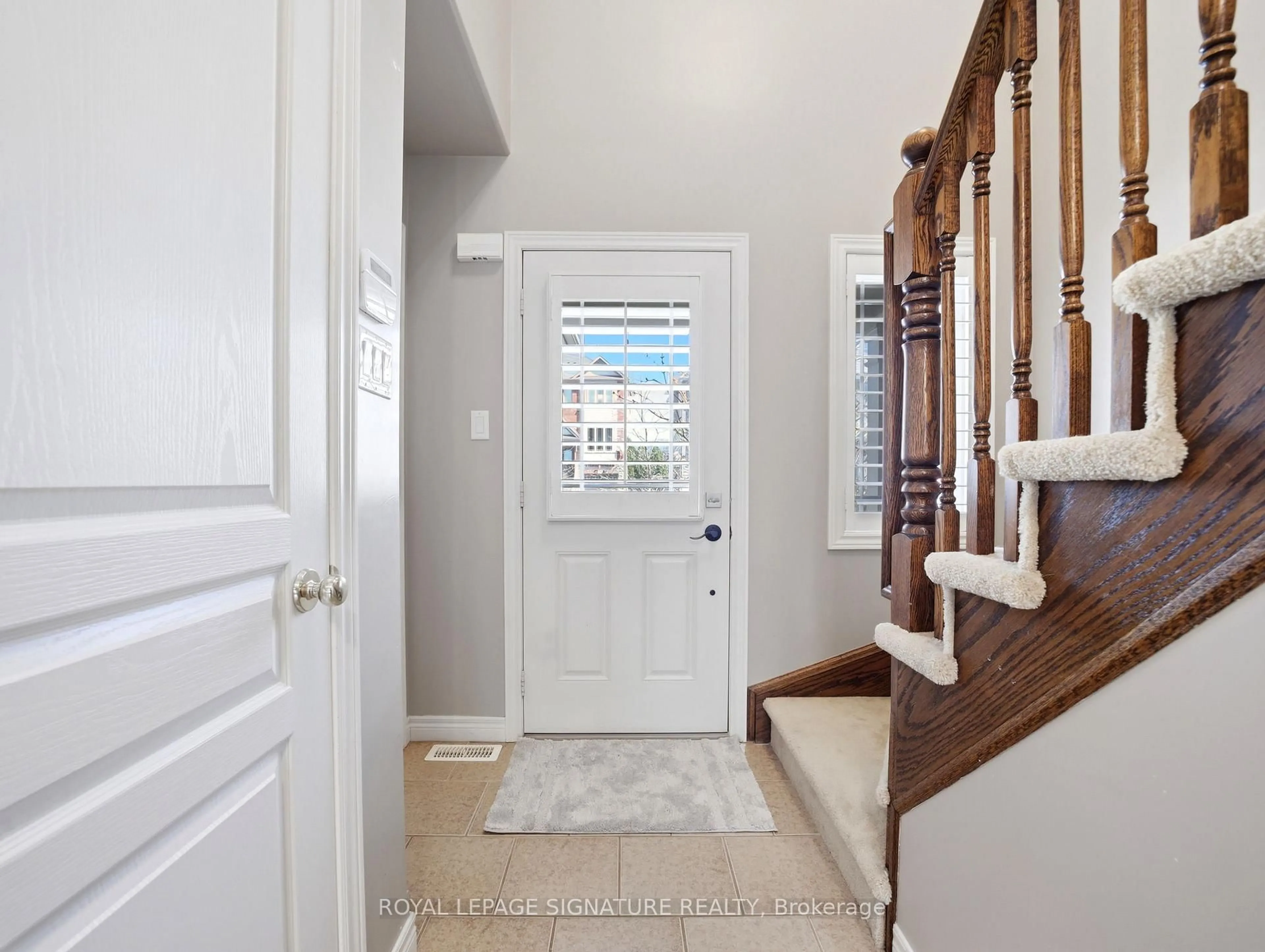 Indoor entryway for 98 Willow Lane, Grimsby Ontario L3M 5P7