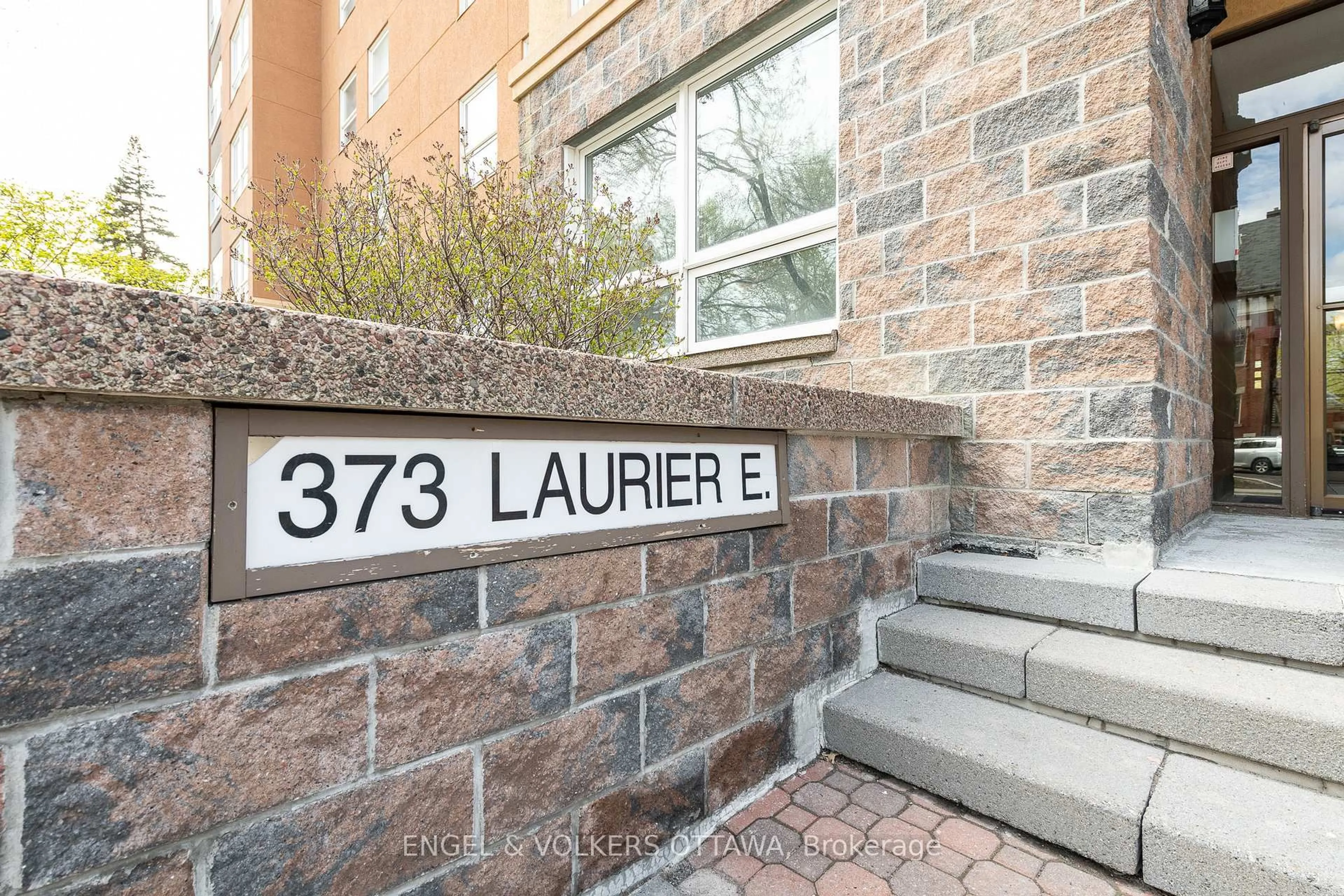 Indoor foyer for 373 LAURIER Ave #906, Ottawa Ontario K1N 8X6