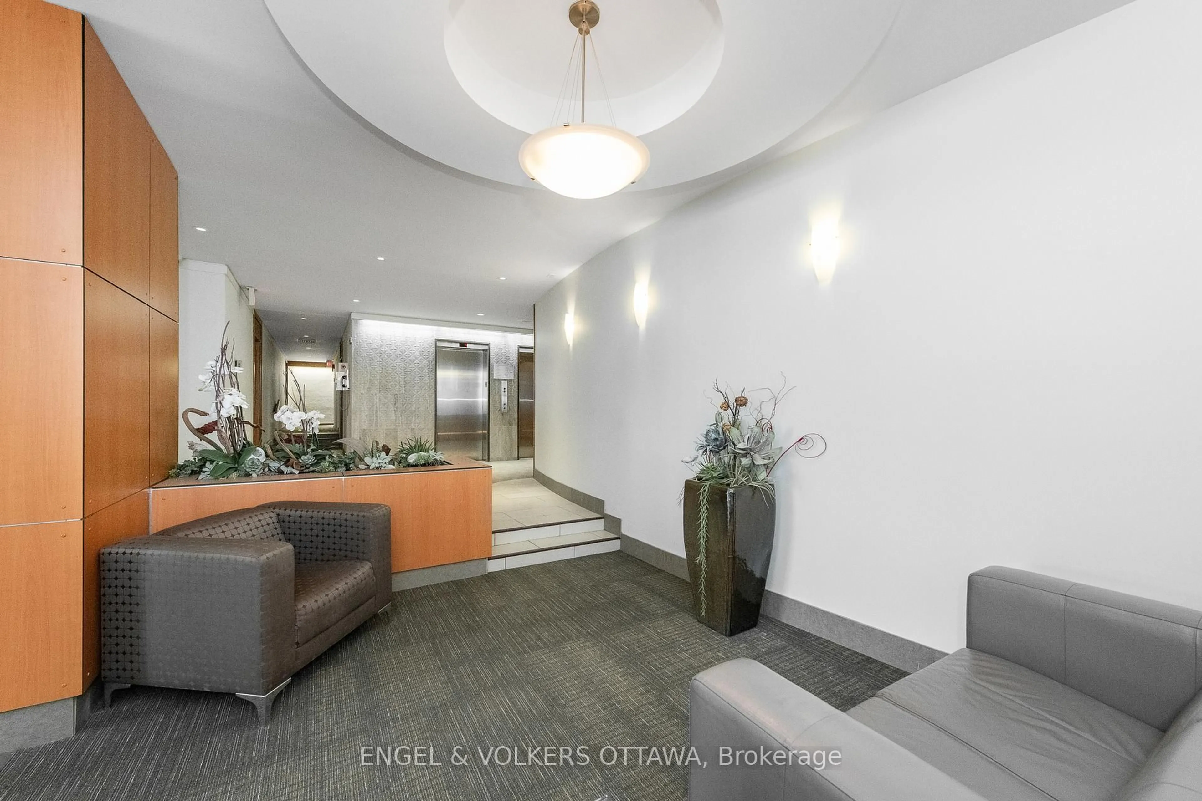 Indoor foyer for 373 LAURIER Ave #906, Ottawa Ontario K1N 8X6