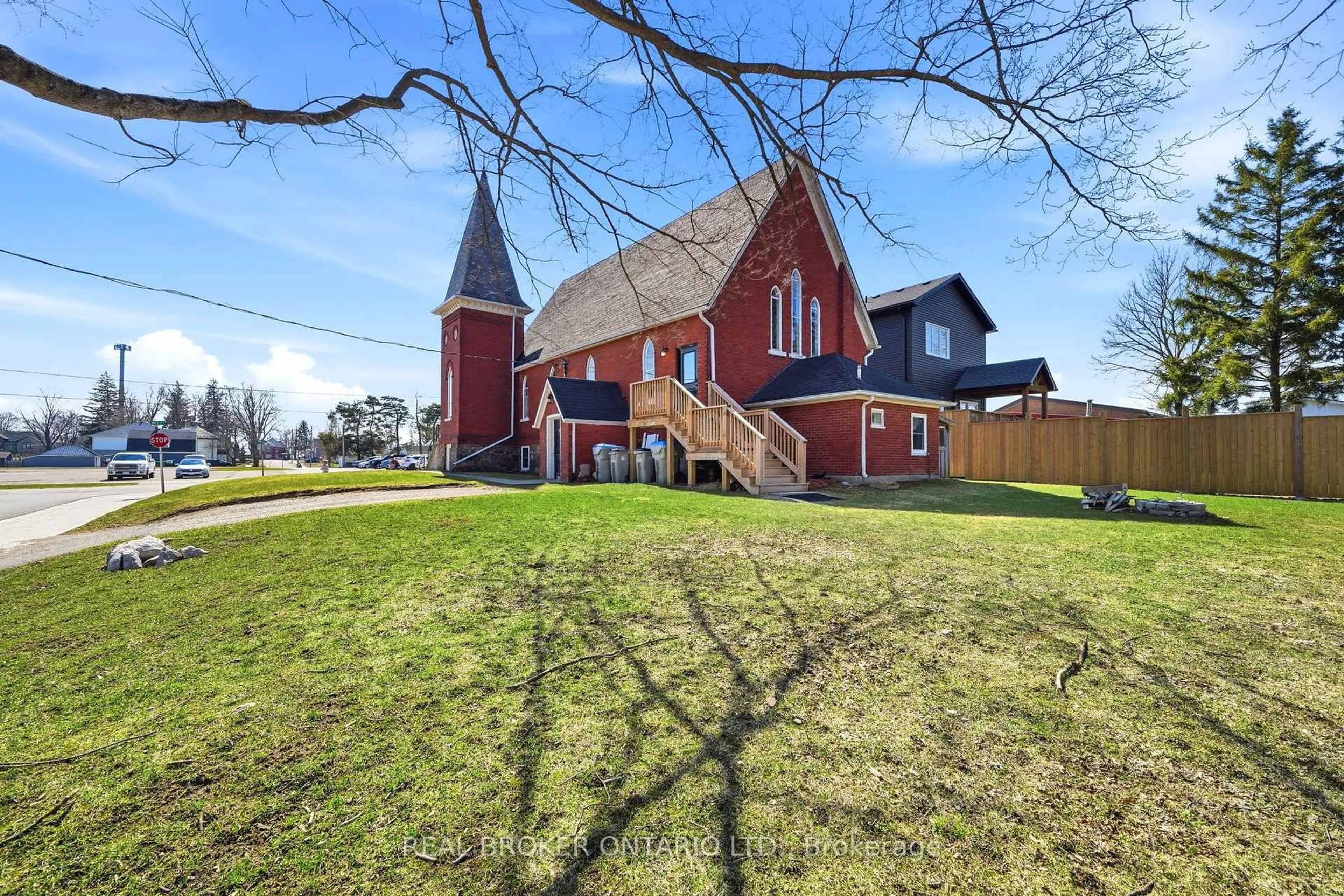 A pic from outside/outdoor area/front of a property/back of a property/a pic from drone, building for 20 Mill St, Perth East Ontario N0K 1M0