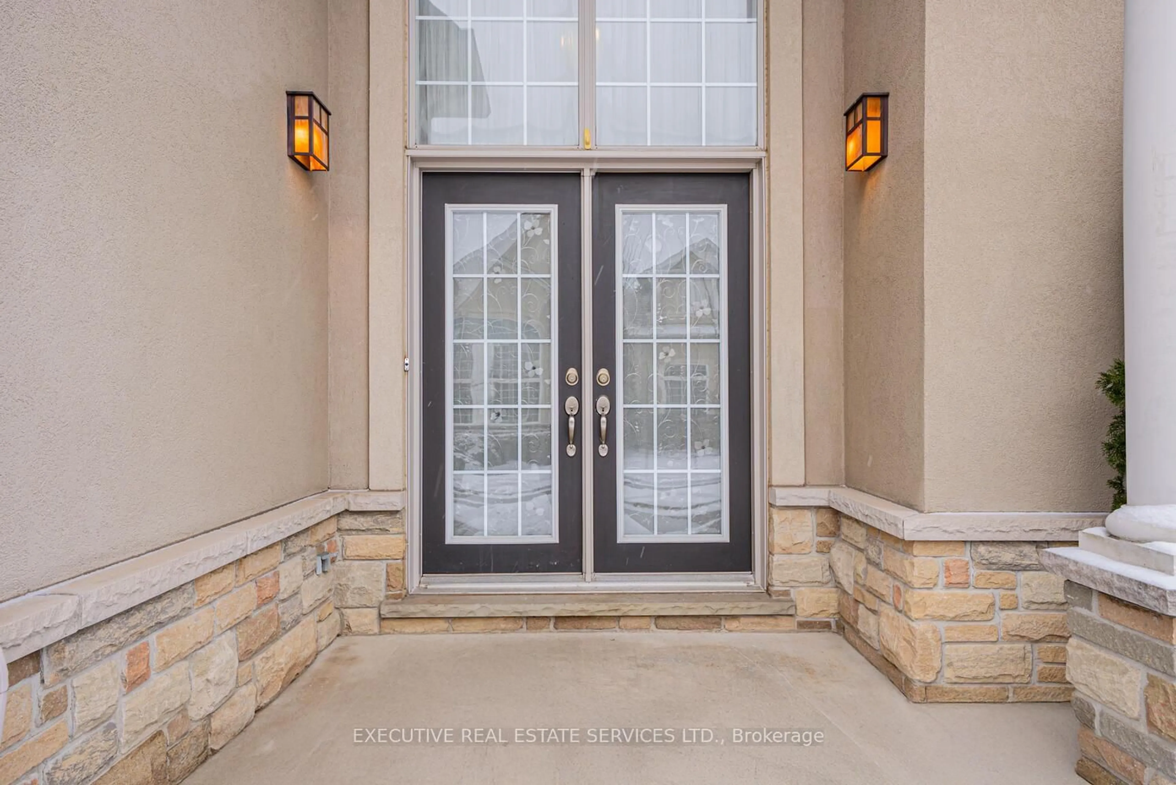 Indoor entryway for 4 Berkshire Pl, Hamilton Ontario L9K 0A9