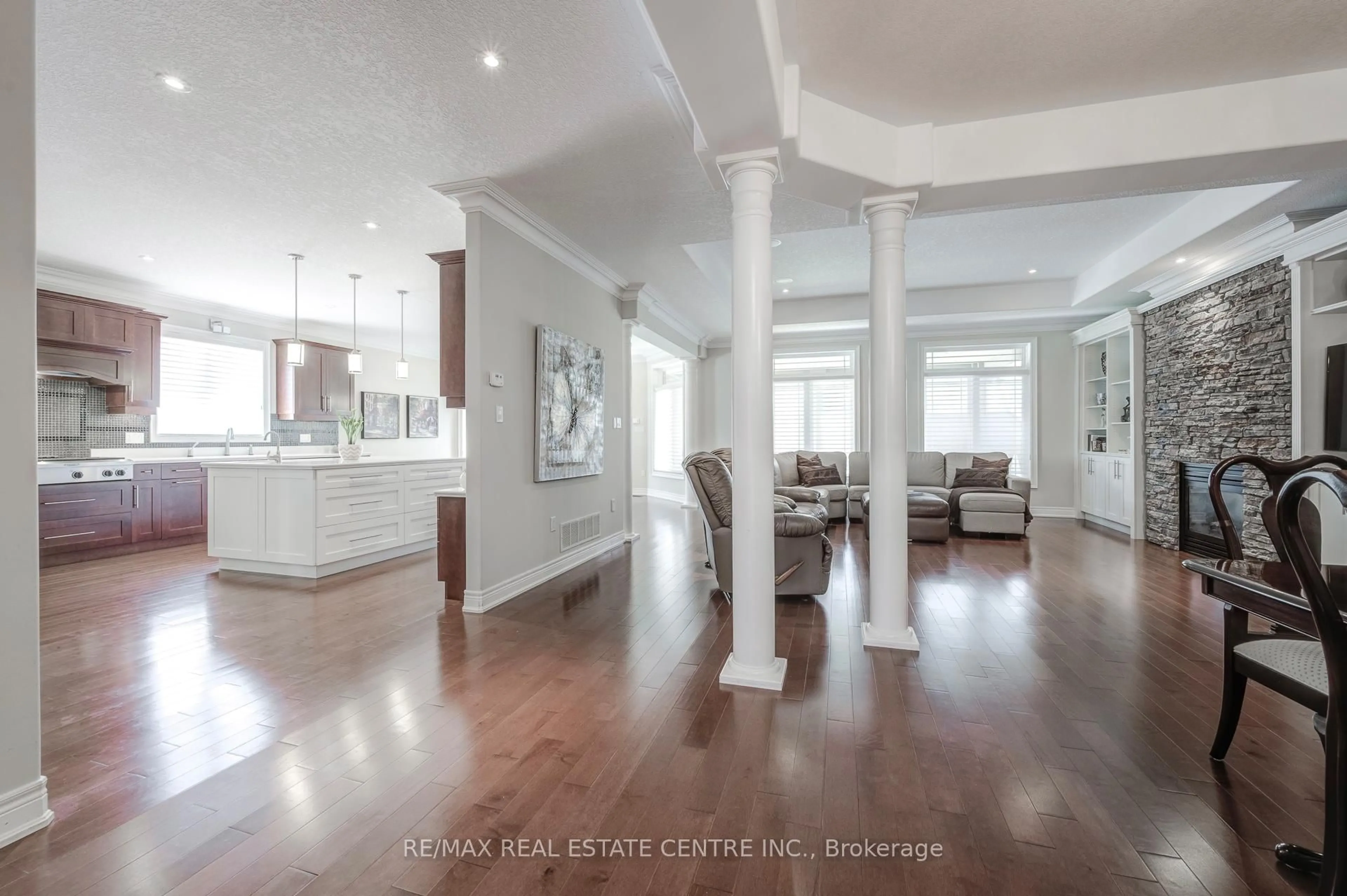 Indoor foyer for 4072 Highland Park Dr, Lincoln Ontario L3J 0M3