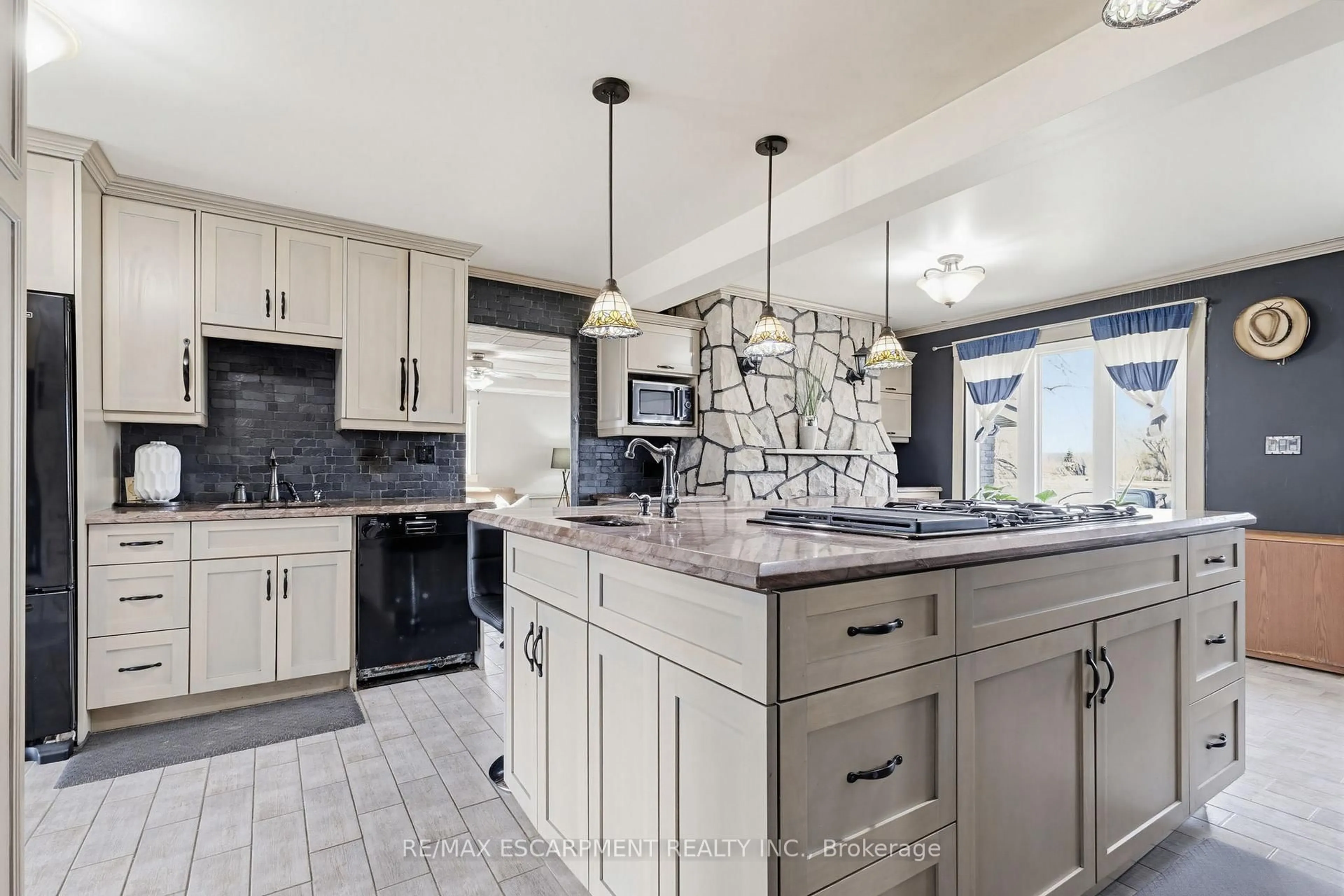 Open concept kitchen, ceramic/tile floor for 6816 Regional Road 65, West Lincoln Ontario L0R 2A0