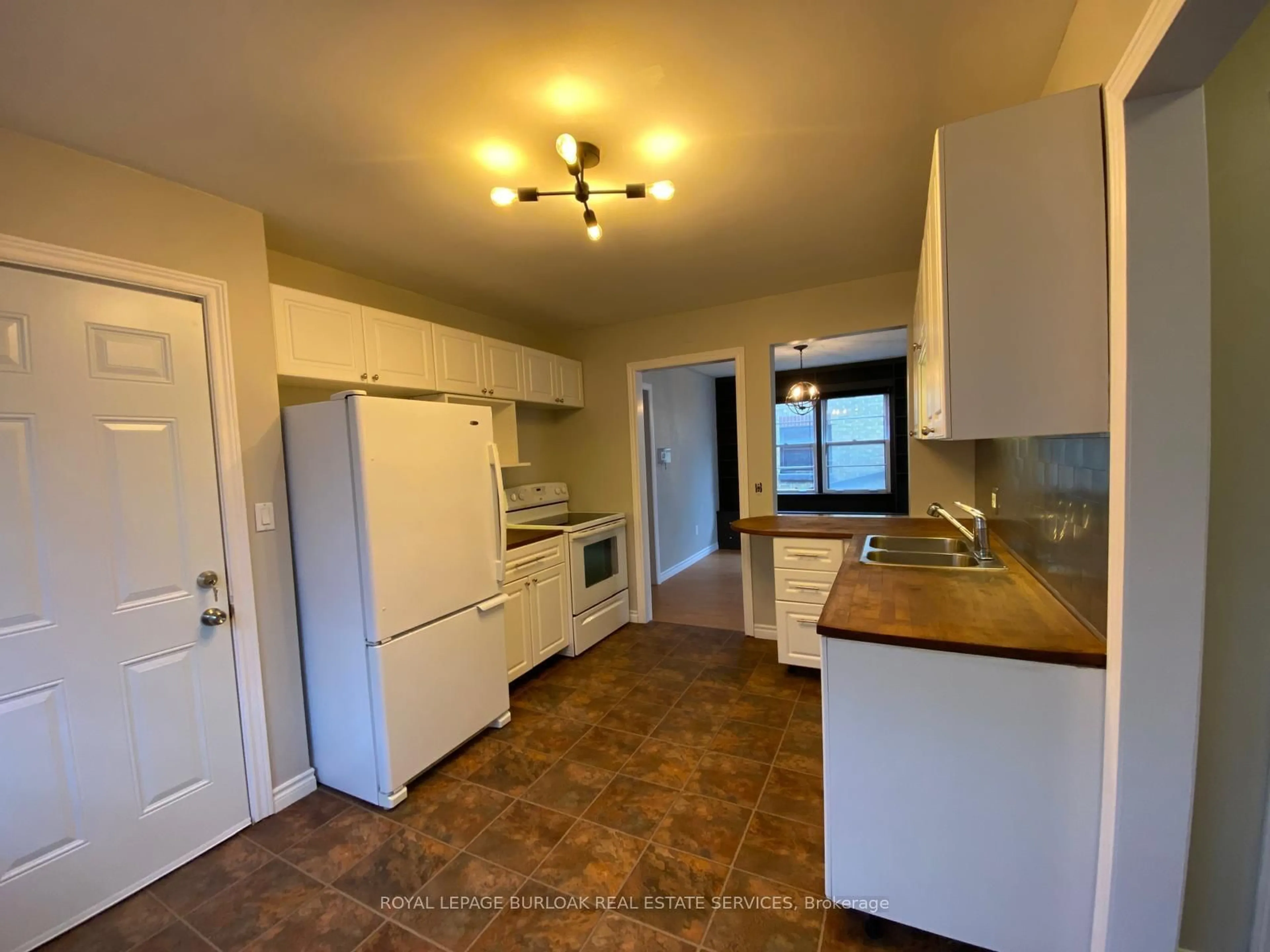 Standard kitchen, ceramic/tile floor for 367 Norfolk St, Norfolk Ontario N3Y 3P4