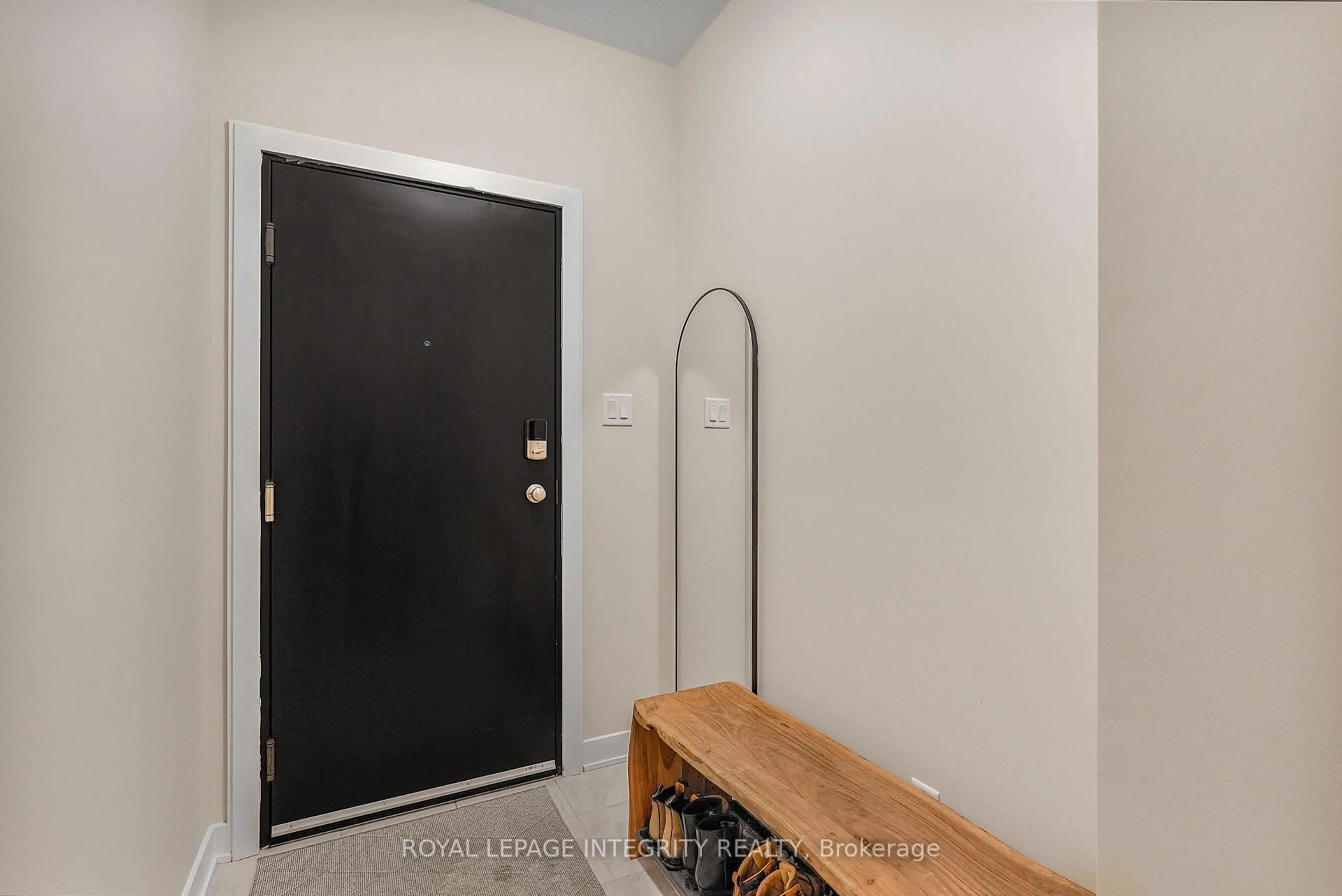 Indoor entryway for 626 Mishi Private, Ottawa Ontario K1K 0P2