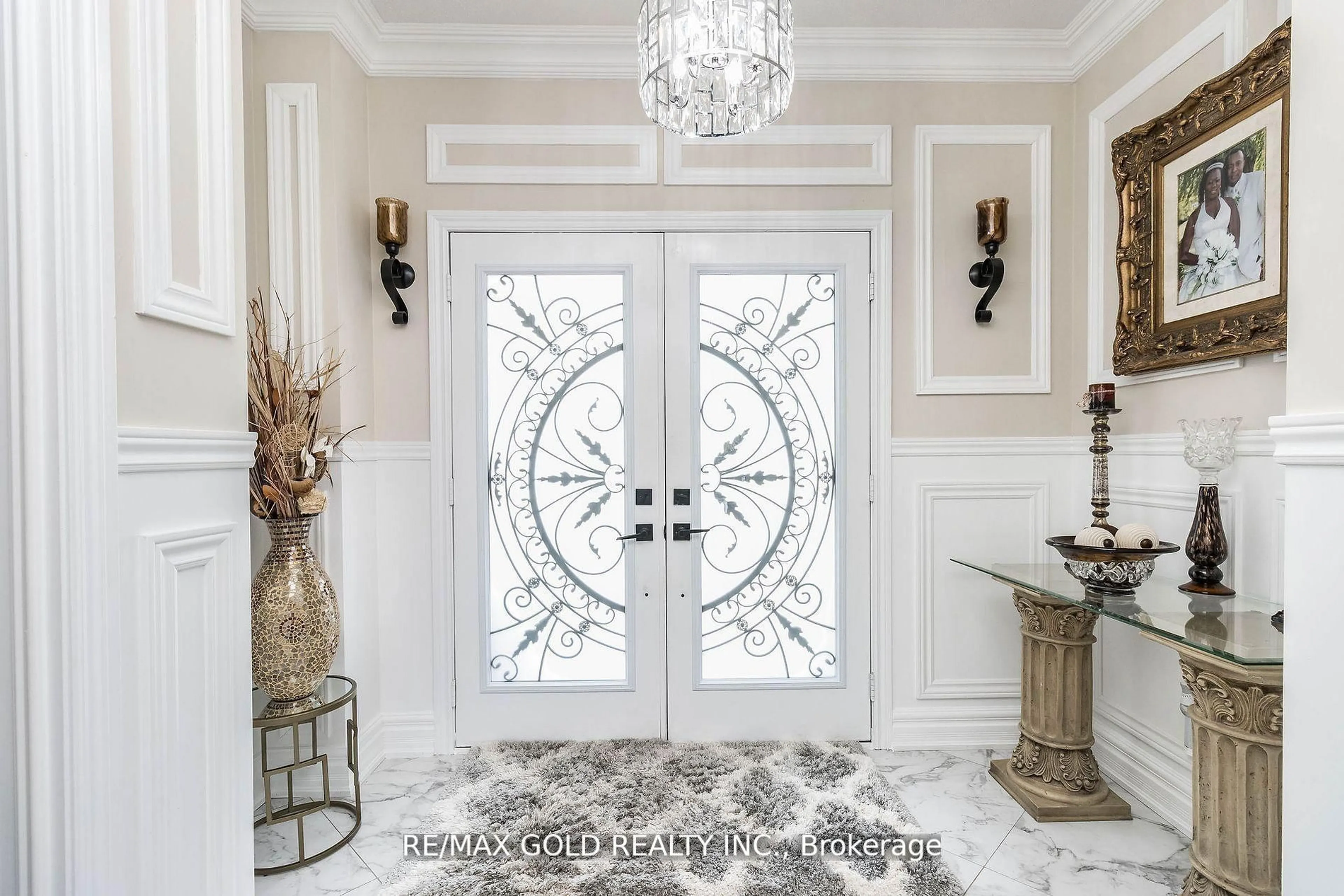 Indoor entryway for 115 Elm St, Southgate Ontario N0C 1B0