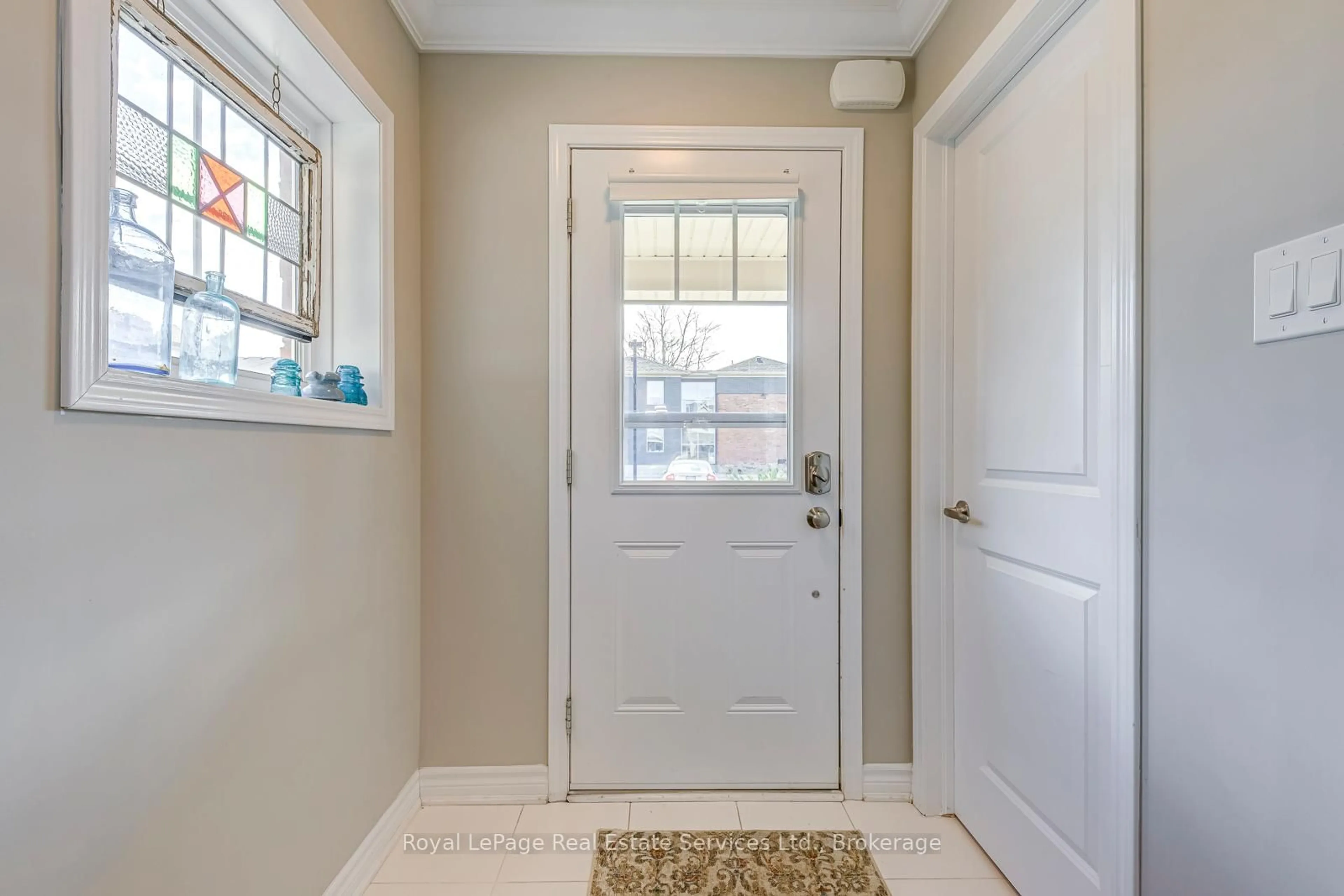 Indoor entryway for 22 Spring Creek Dr #33, Hamilton Ontario L8B 1V7