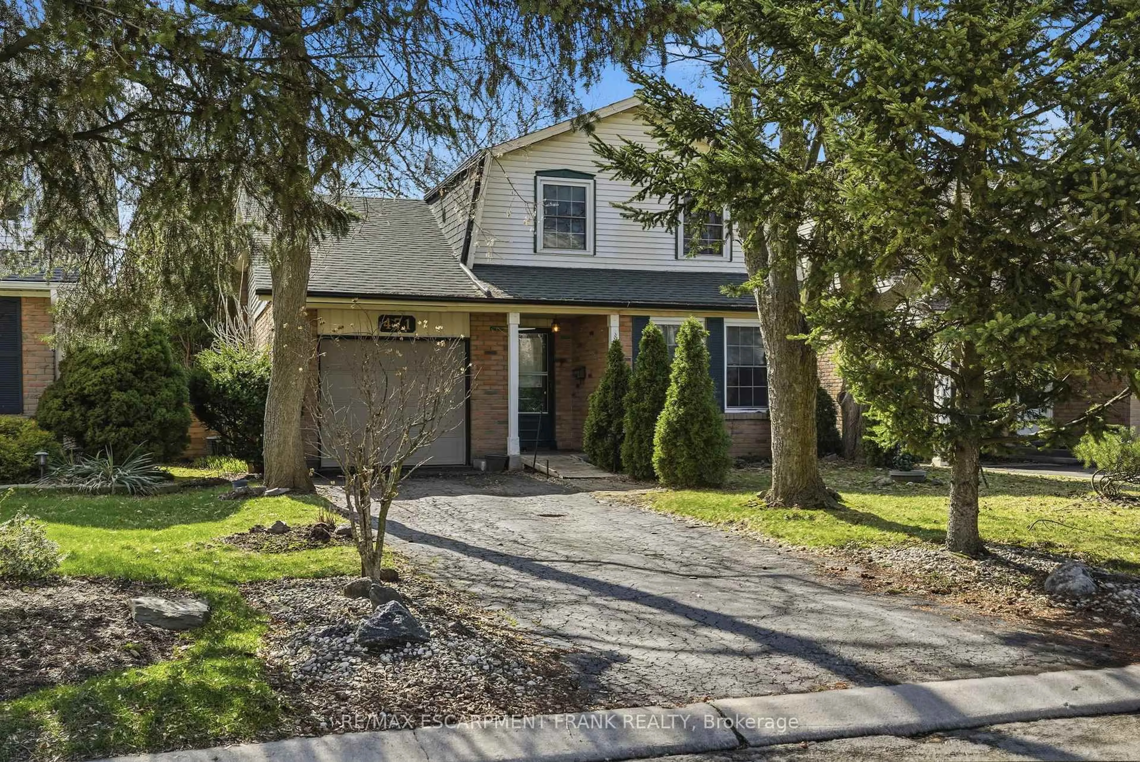 Home with brick exterior material, street for 471 KNIGHTSBRIDGE Cres, Hamilton Ontario L9G 3S4