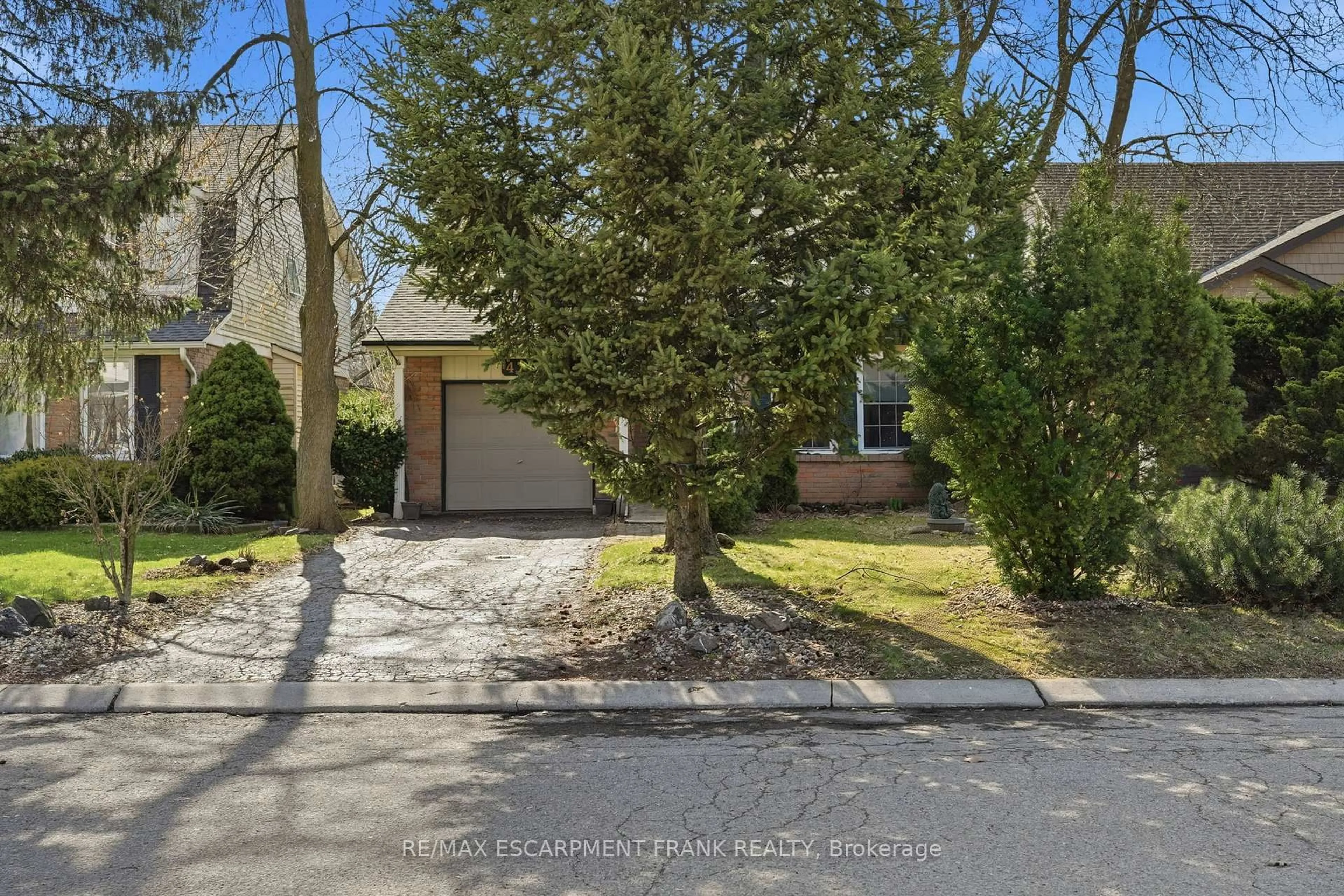 A pic from outside/outdoor area/front of a property/back of a property/a pic from drone, street for 471 KNIGHTSBRIDGE Cres, Hamilton Ontario L9G 3S4