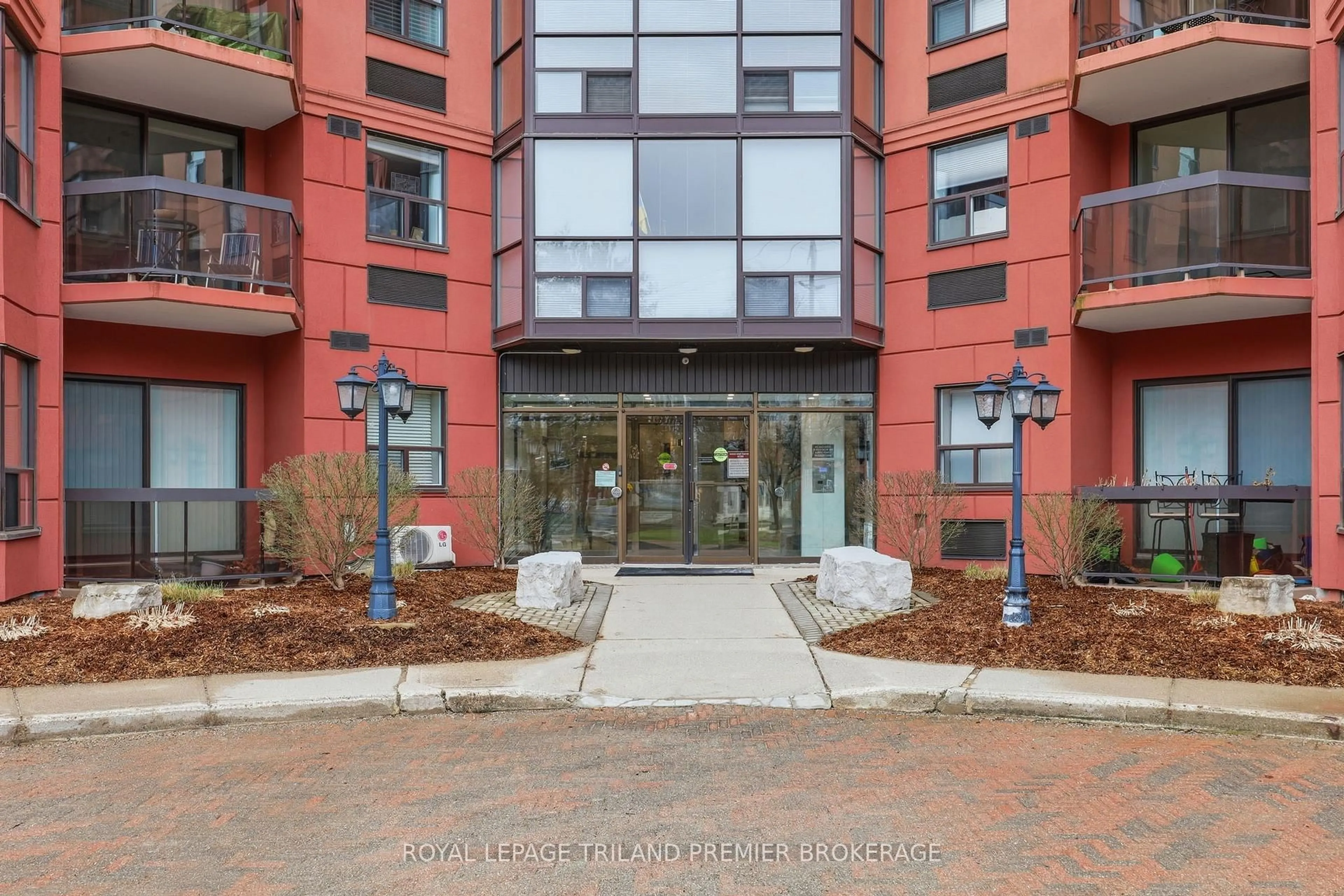 Indoor foyer for 600 Talbot St #1004, London East Ontario N6A 5L9