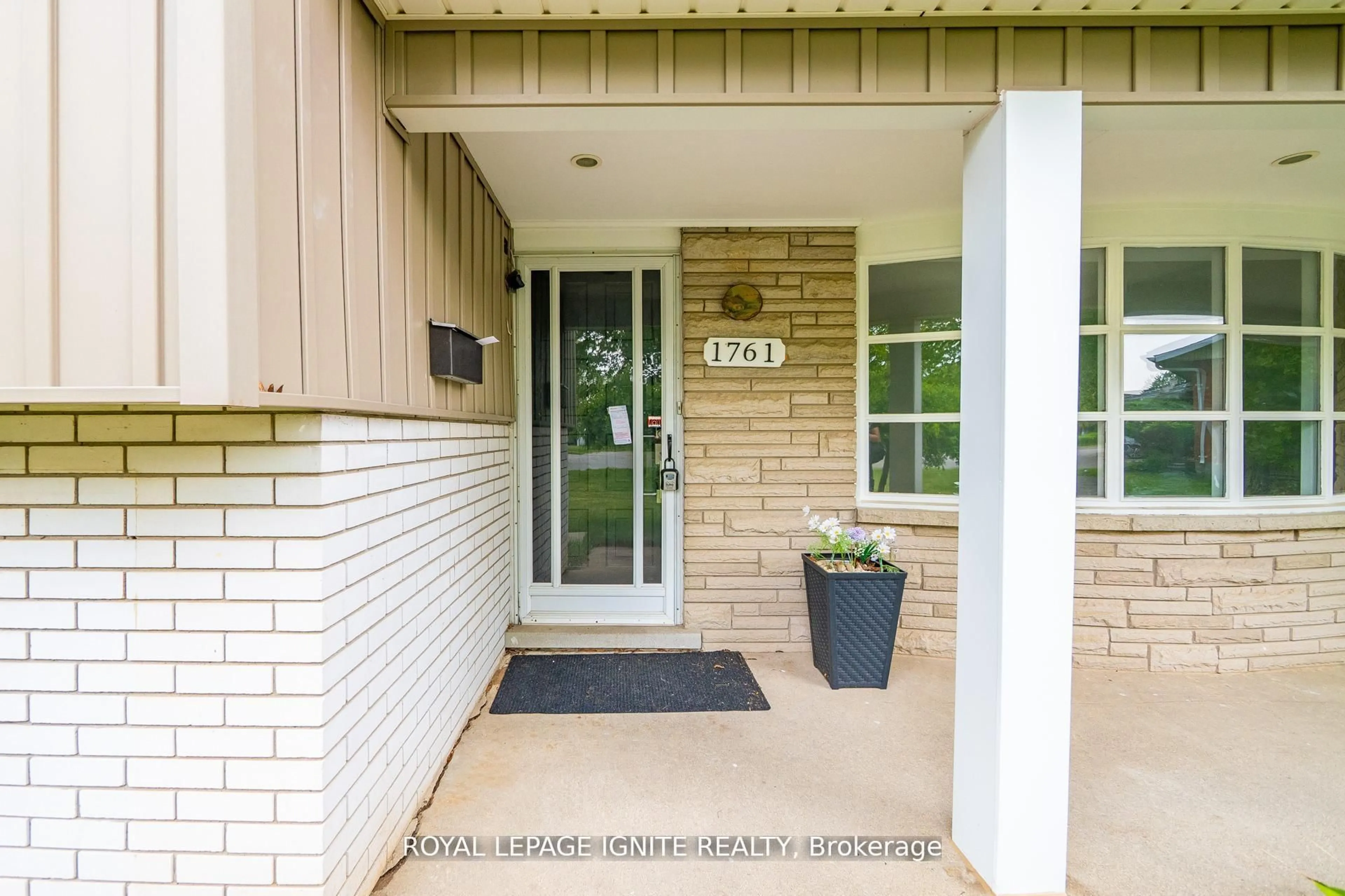 Indoor entryway for 1761 Daleview Cres, Cambridge Ontario N3H 4R4